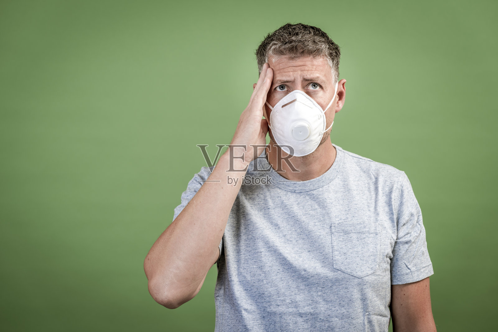 戴着ffp2口罩的男人照片摄影图片