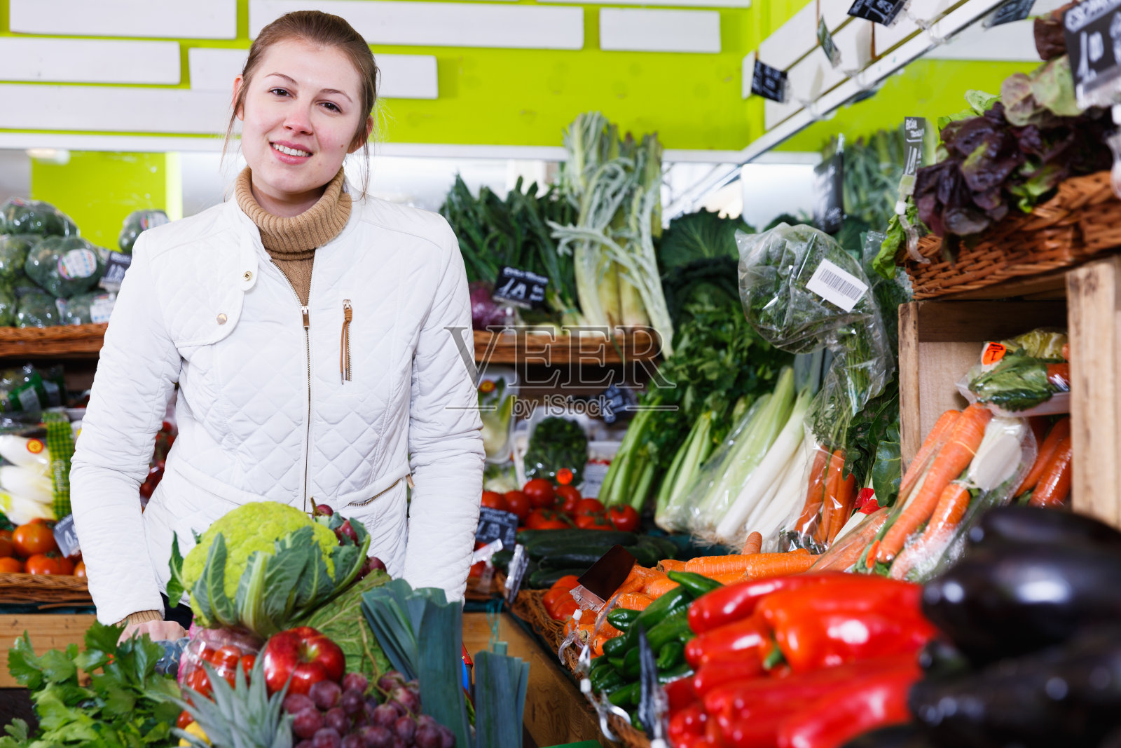年轻女子在蔬菜杂货店照片摄影图片