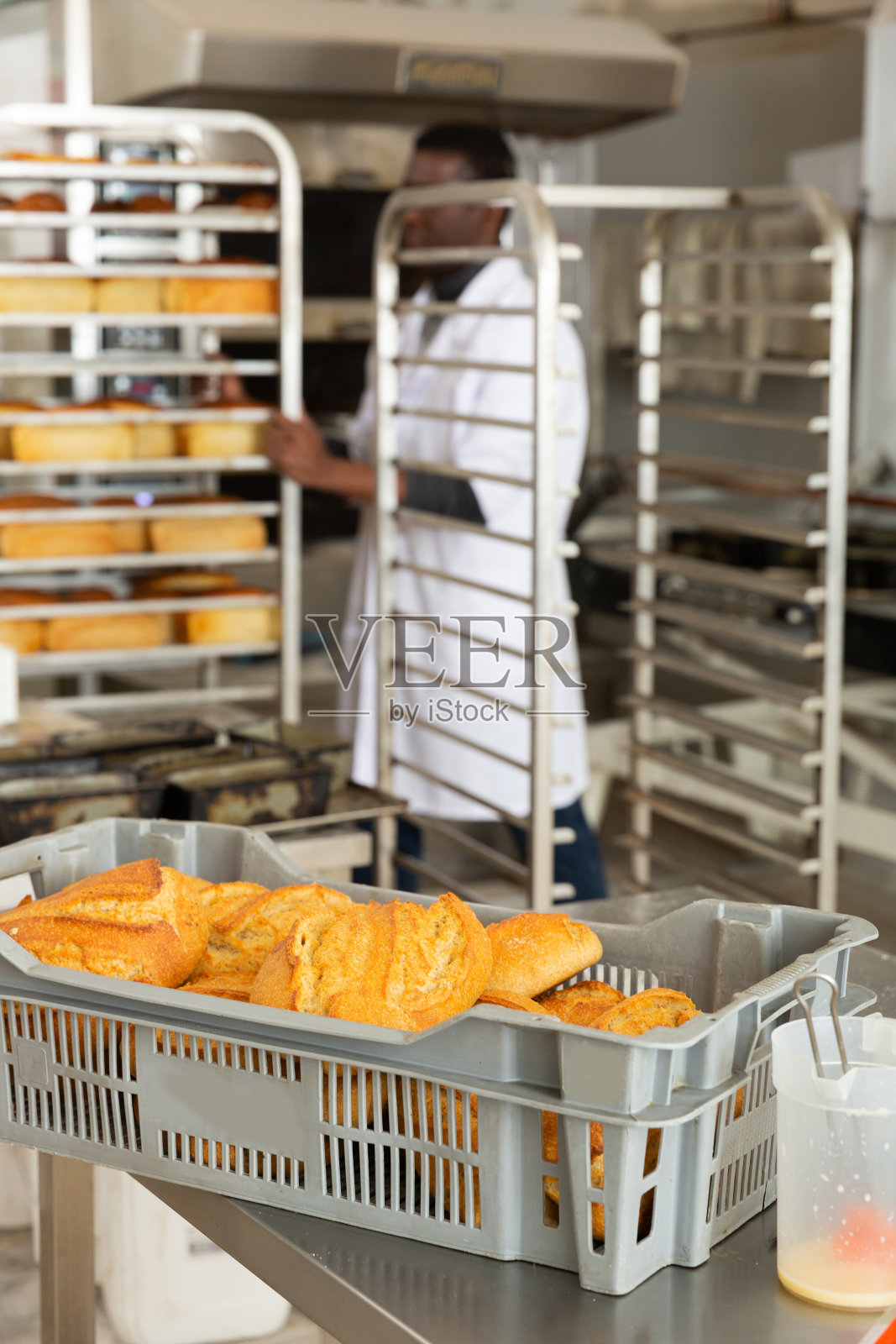 在面包房看到美味的新鲜烤面包照片摄影图片