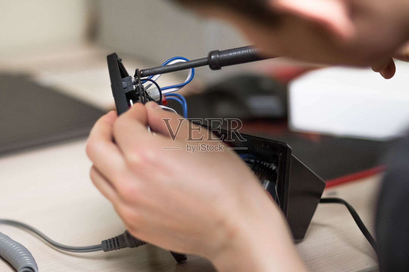 用烙铁修理电器。近距离照片摄影图片