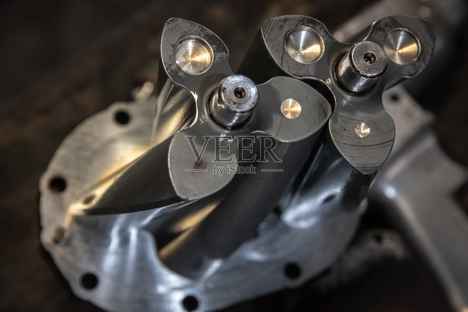 从车间的内燃机增压器中取出的内部部件。照片摄影图片