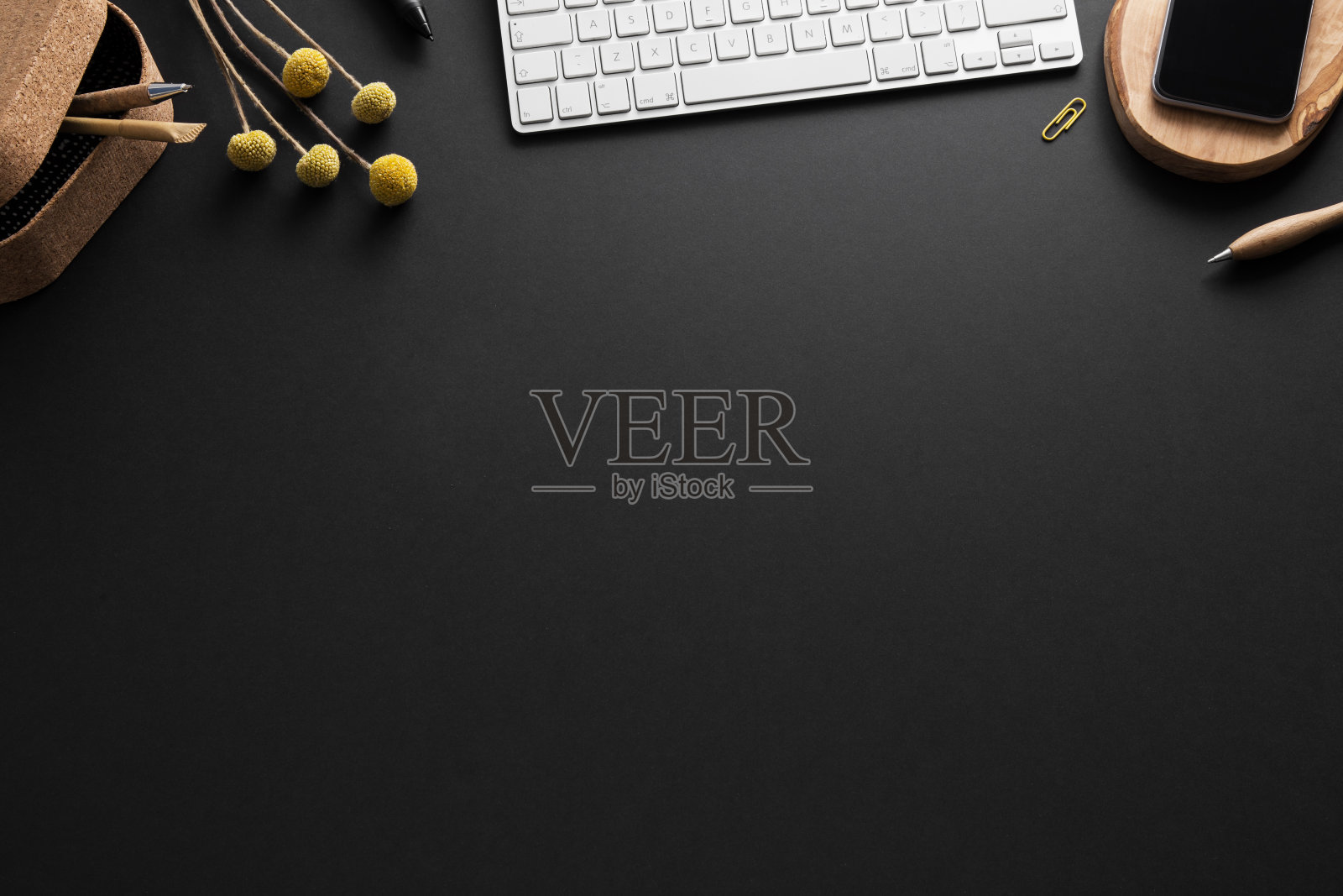 家庭办公室的桌子上。有文具的黑色桌子。俯视图照片摄影图片