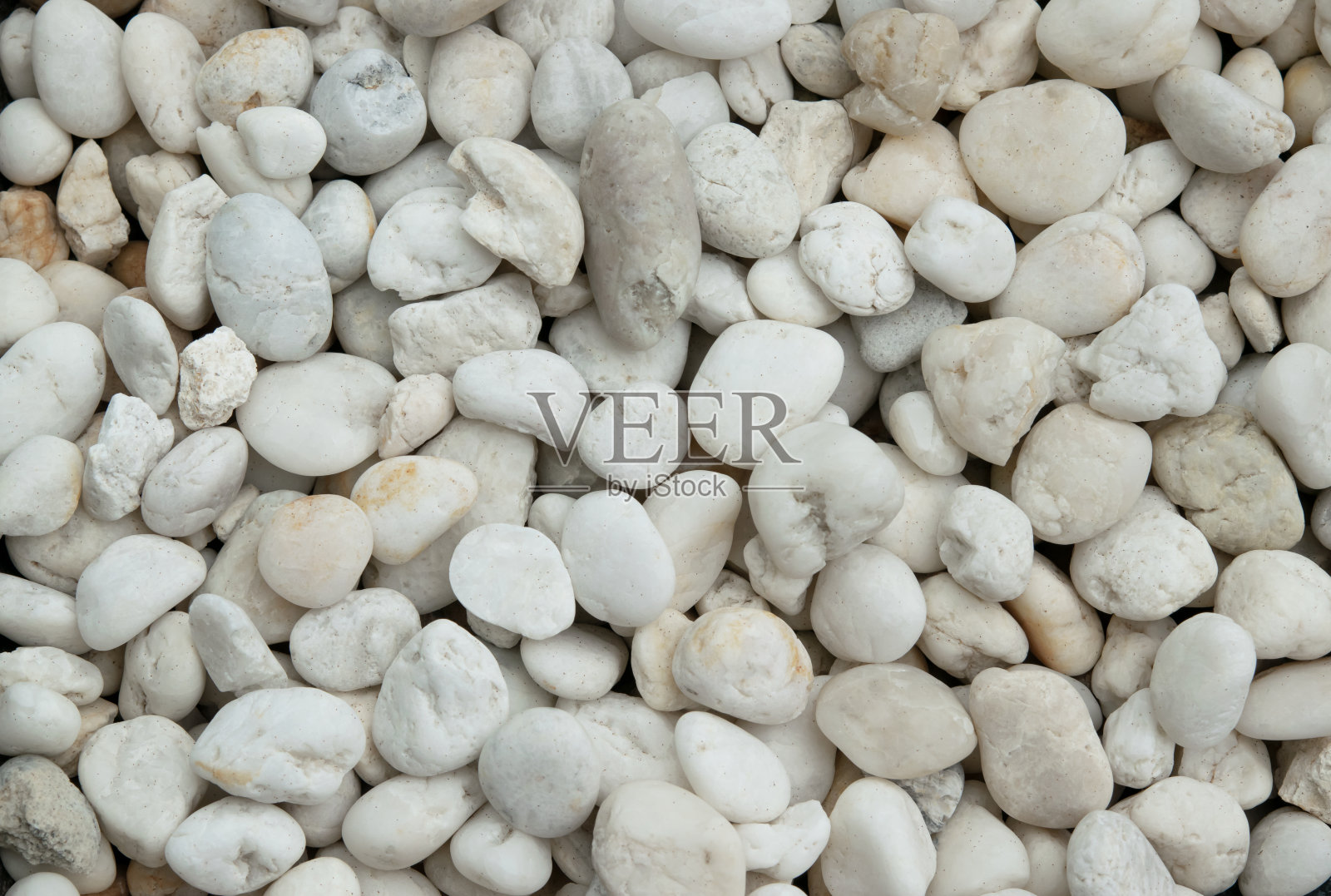 自然背景的白色石材在地面上用于园林装饰。照片摄影图片