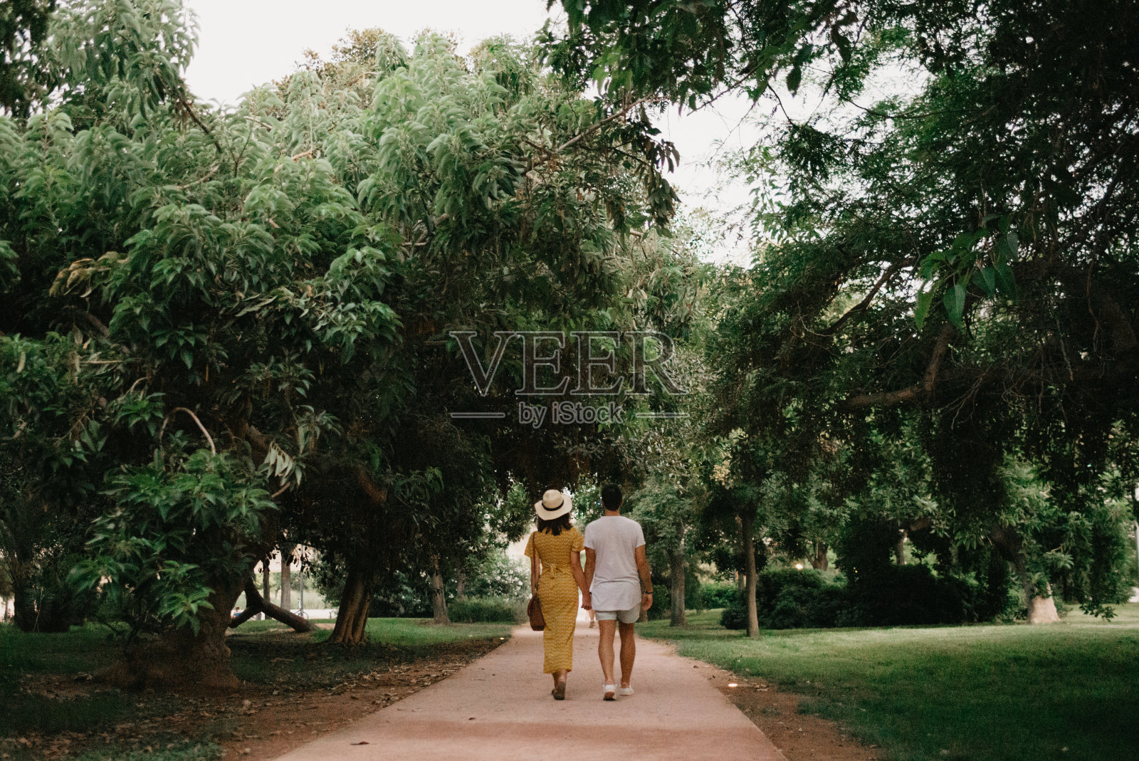 一个女孩和她的男朋友走在沙滩上的照片照片摄影图片