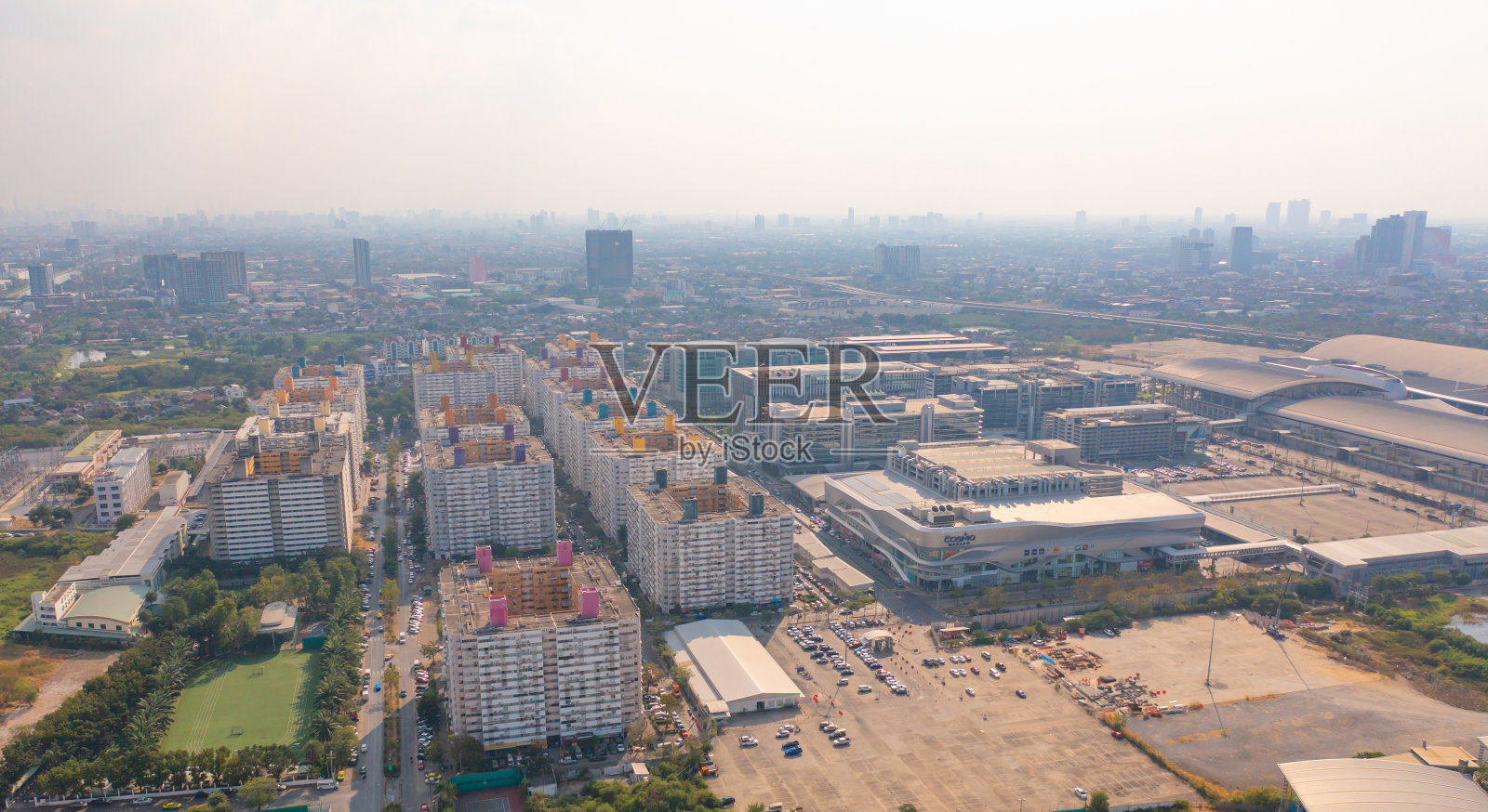 鸟瞰拥挤的住宅公寓或公寓，曼谷市中心天际线，泰国。亚洲智慧城市的金融区中心。摩天大楼和高层建筑。照片摄影图片