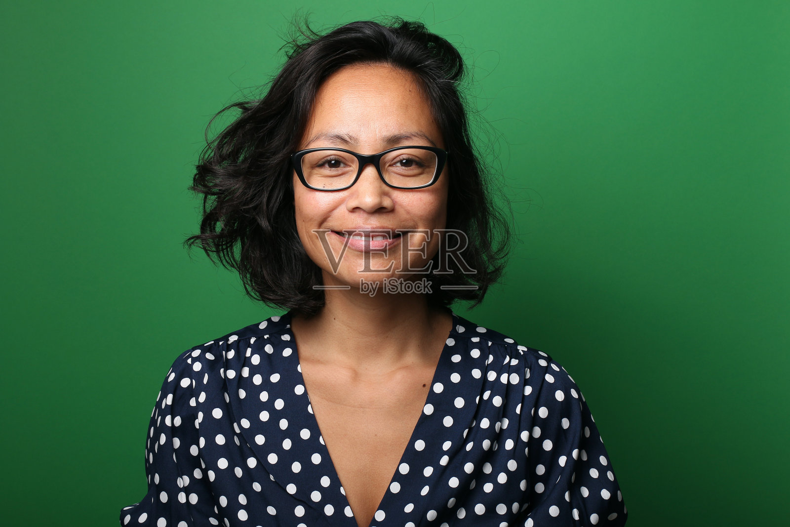 一个美丽快乐的女人的肖像照片摄影图片