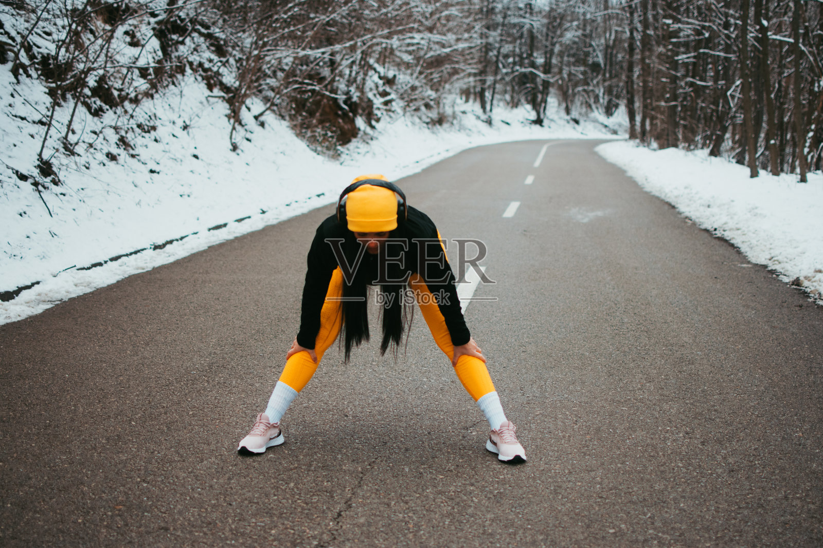 年轻人在大自然中锻炼照片摄影图片