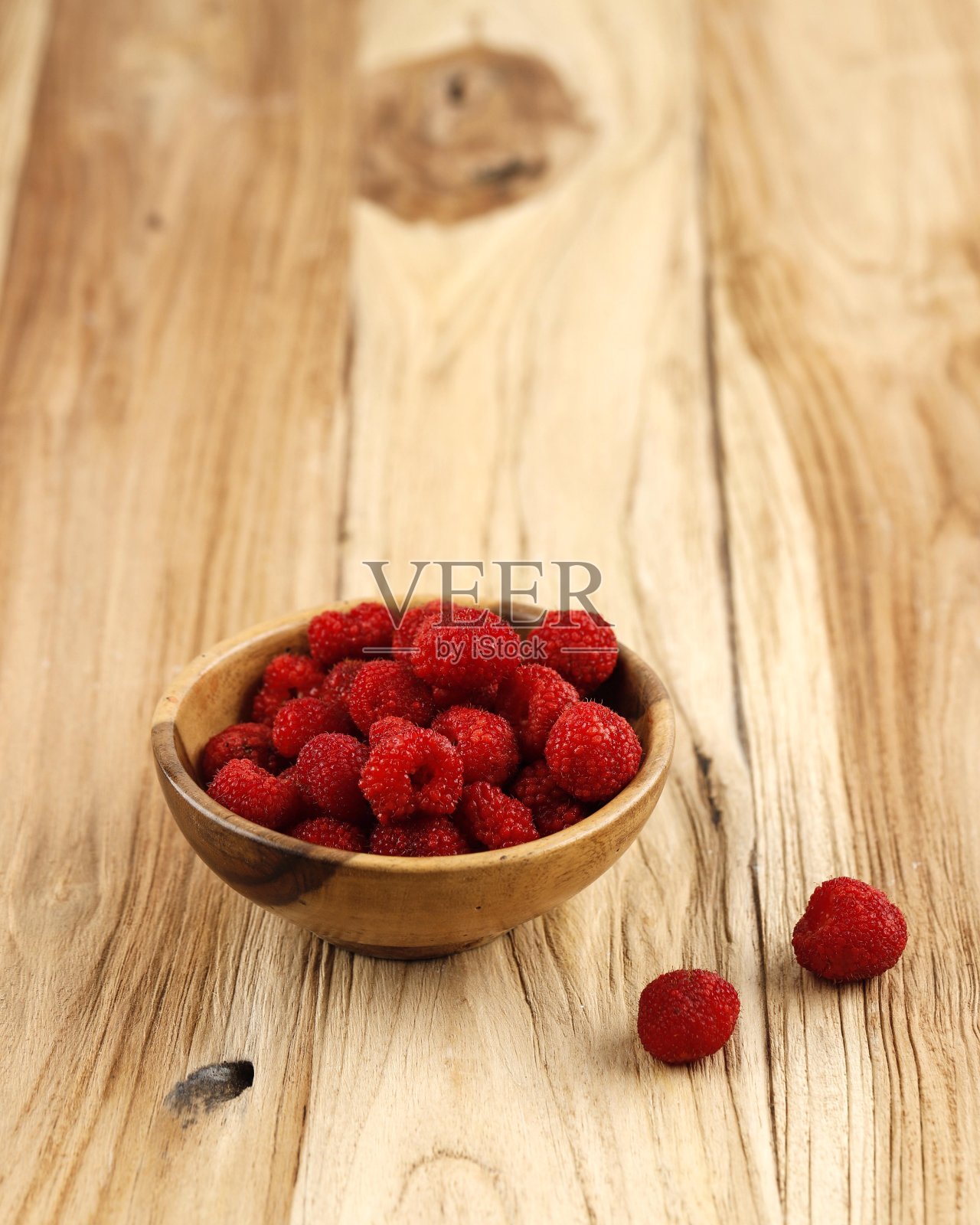 木碗上的新鲜树莓照片摄影图片