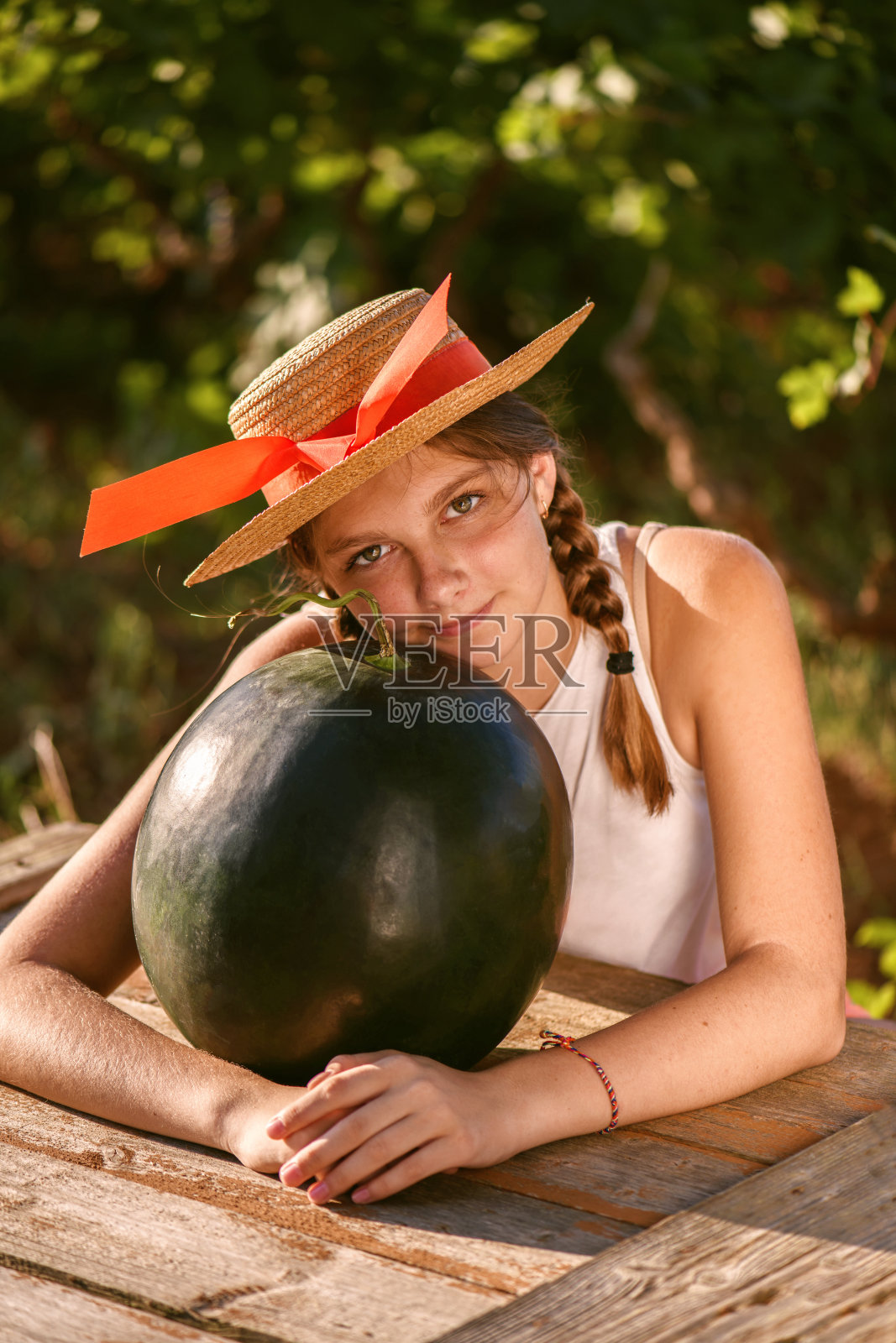 快乐的女孩在户外享受和吃西瓜的肖像，慢生活。夏天的生活方式照片摄影图片