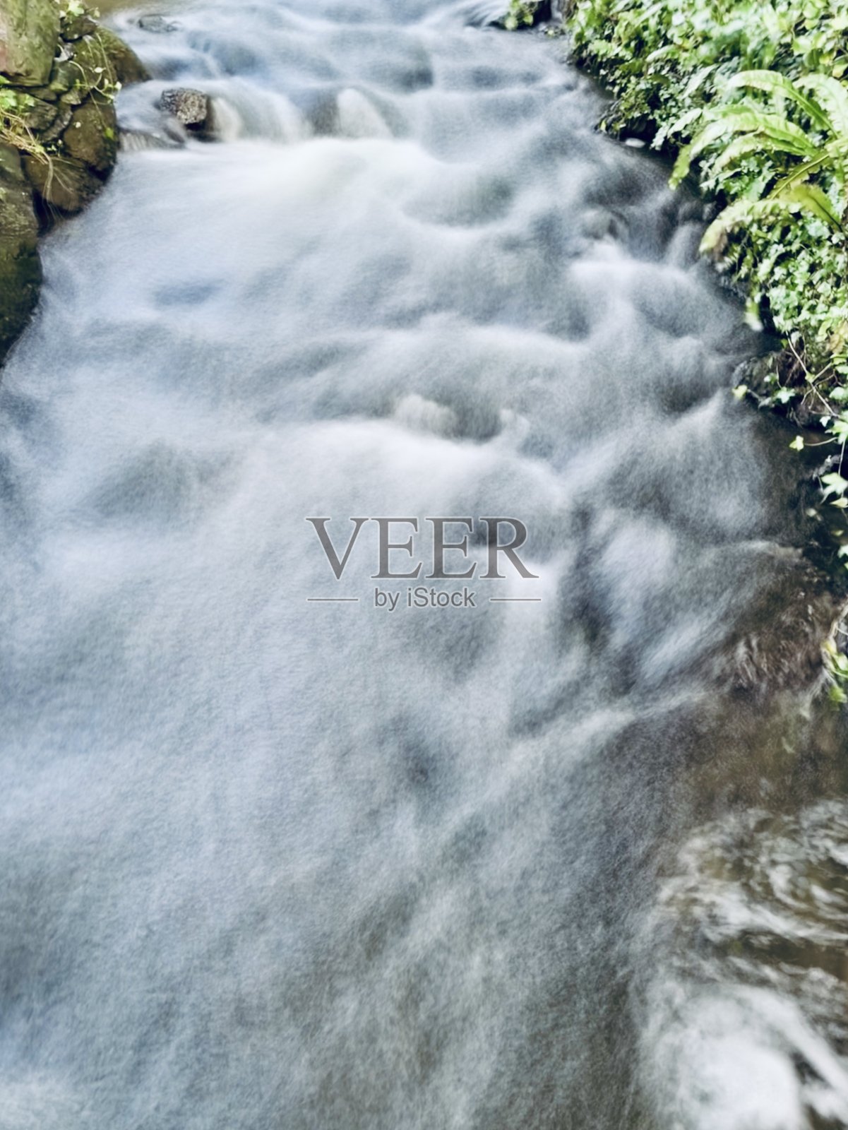 在一个寒冷的一月下午，英国西威尔士彭布罗克郡瀑布的长曝光视图照片摄影图片