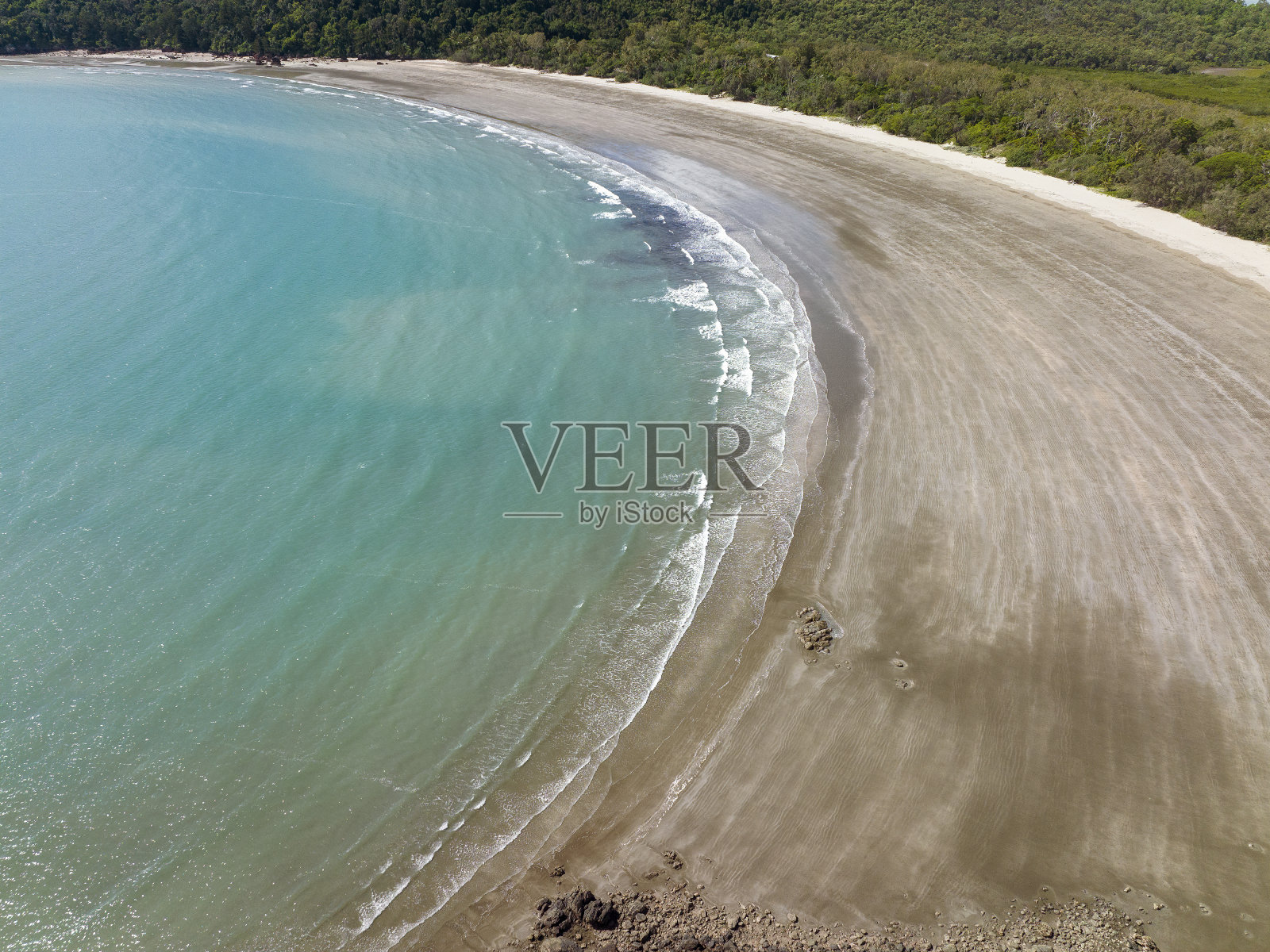 涨潮时弯曲的海岸线照片摄影图片