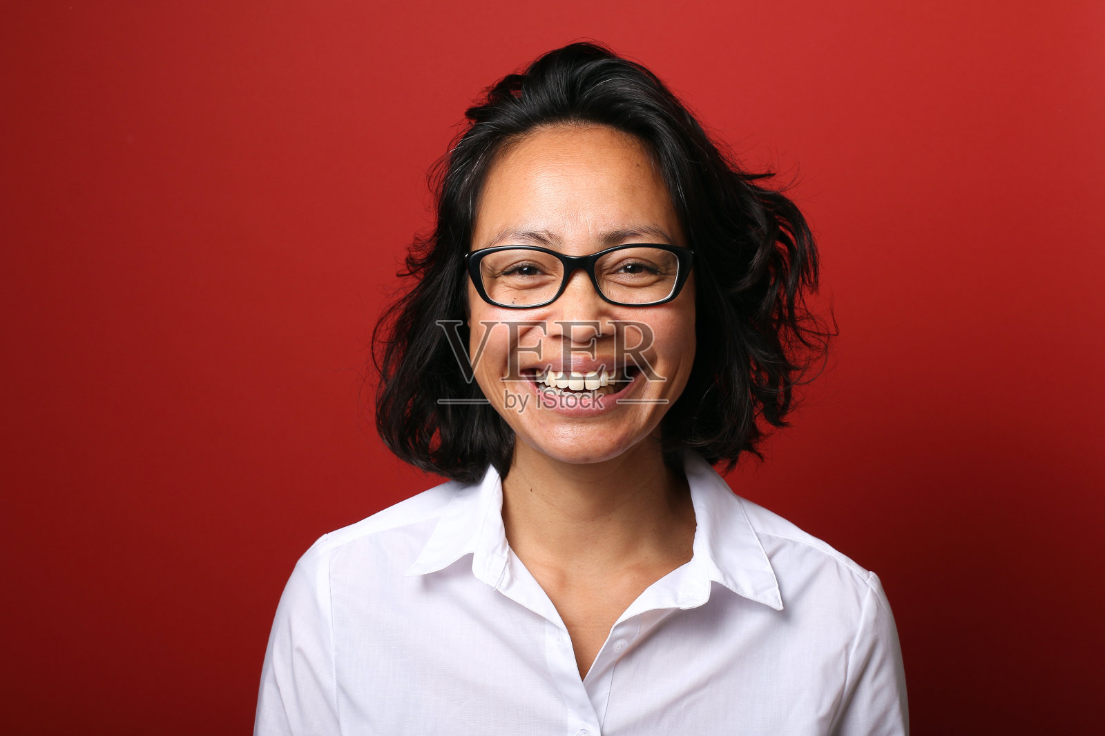 一个美丽快乐的女人的肖像照片摄影图片