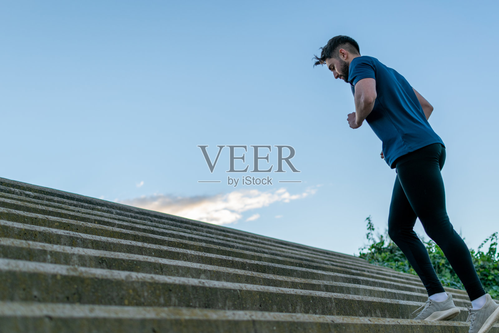 在公园里爬楼梯的男人照片摄影图片