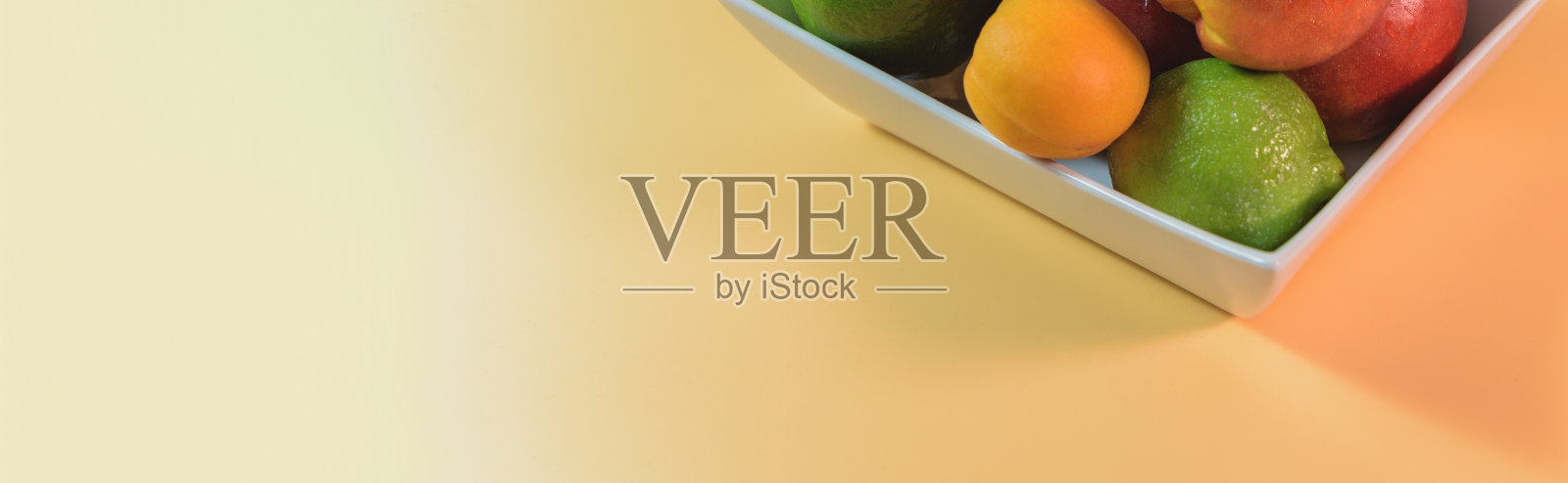 新鲜的自然水果在一个白色角落盘子上的桃子背景。桃子、油桃和酸橙。横幅照片摄影图片