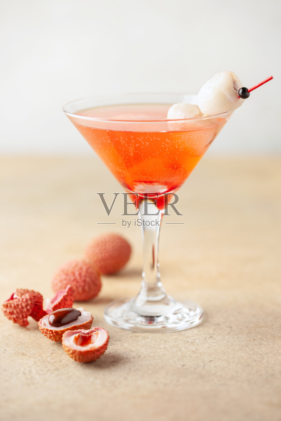 美味的荔枝鸡尾酒马提尼杯和新鲜的水果摆在桌子上。照片摄影图片