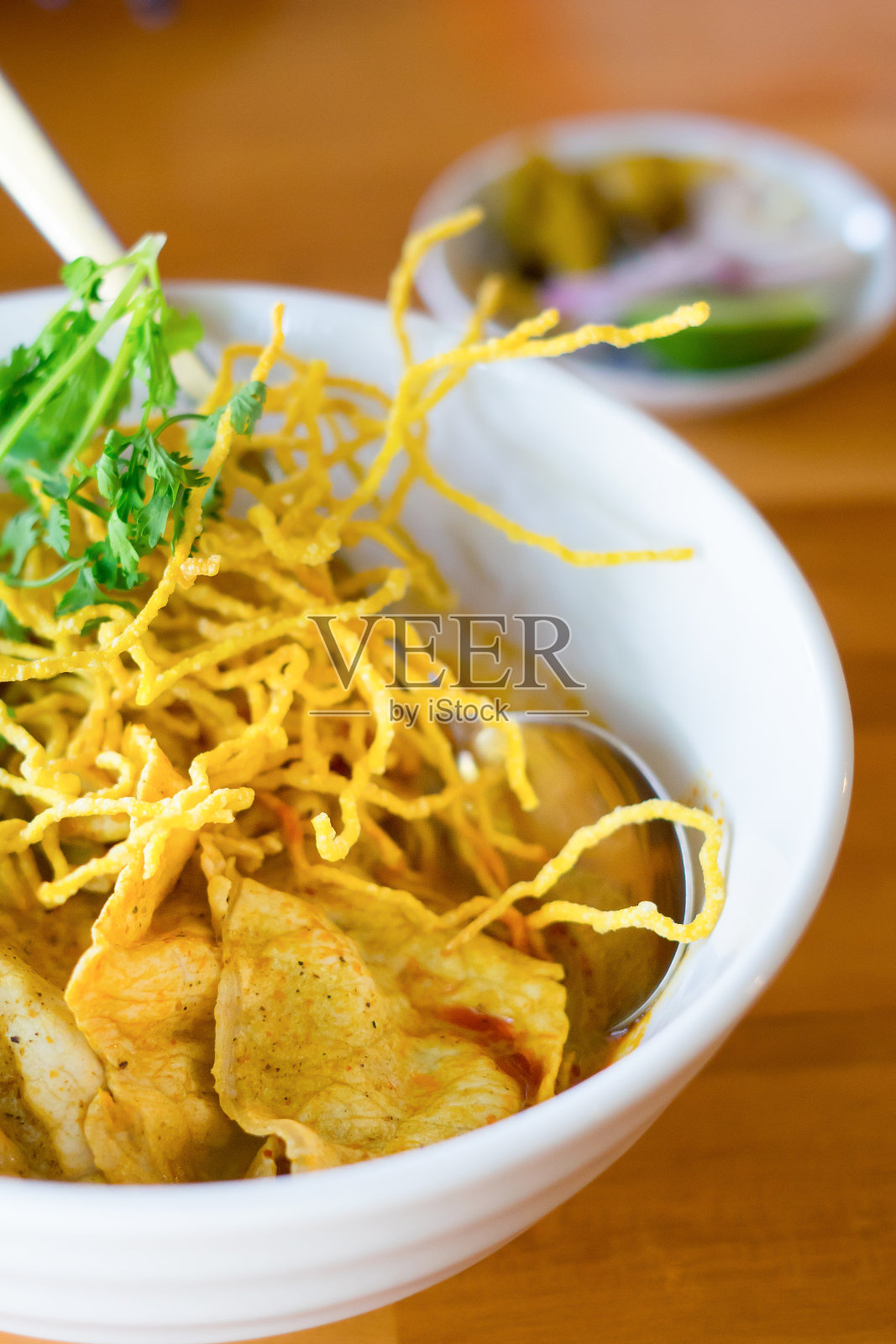 Khao soy是泰国北部著名的食物照片摄影图片