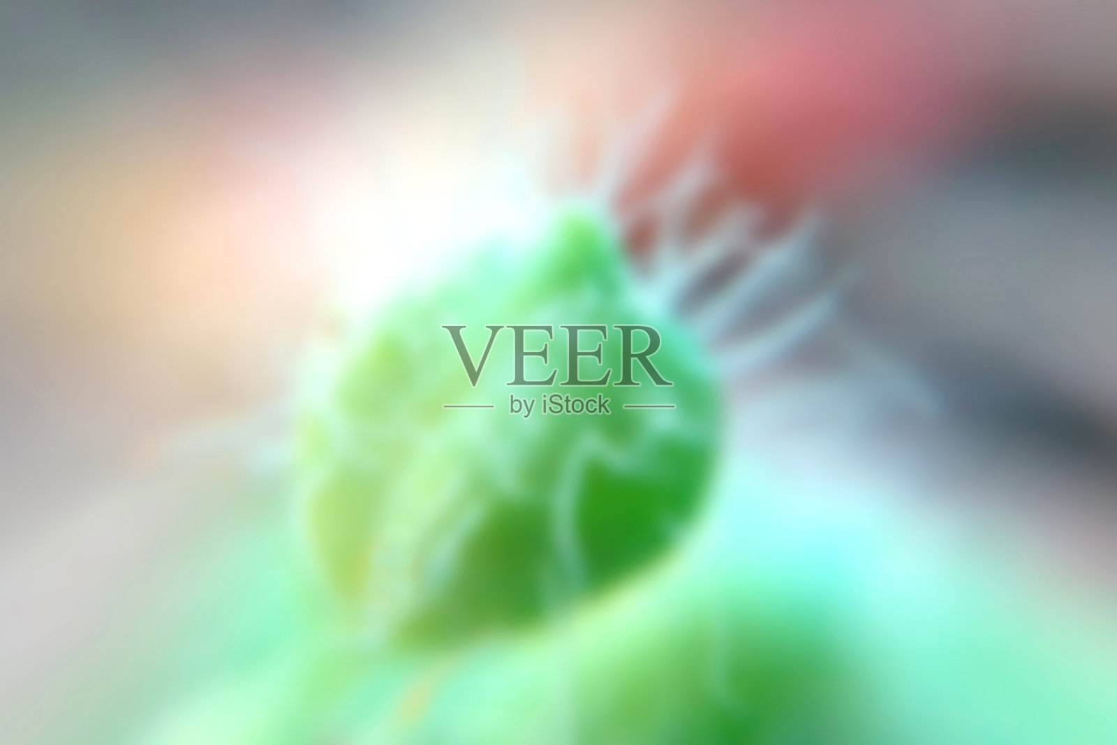 绿芽植物模糊，森林中植物的背景不集中照片摄影图片