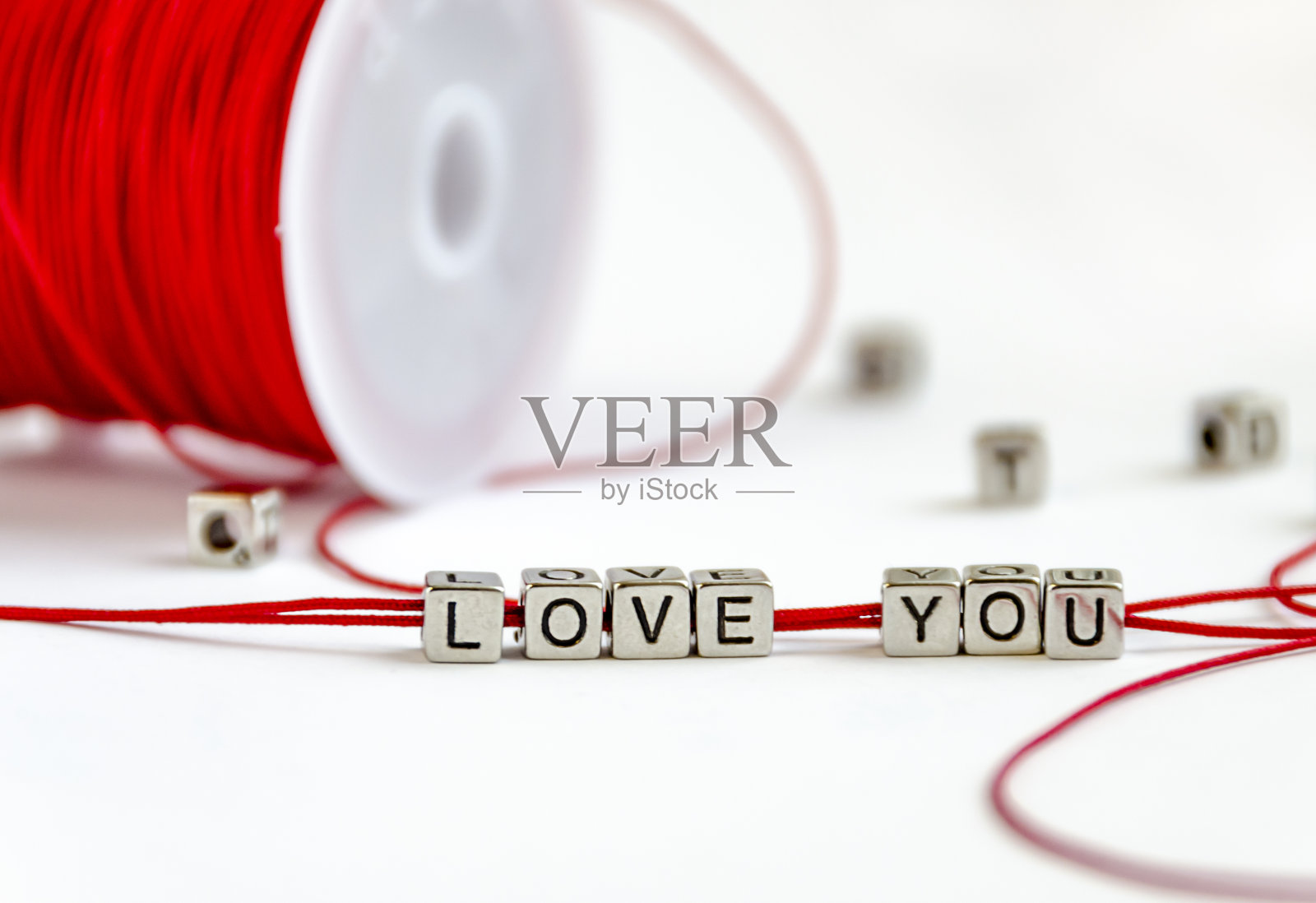 红色丝线背景上的“LOVE YOU”铭文照片摄影图片