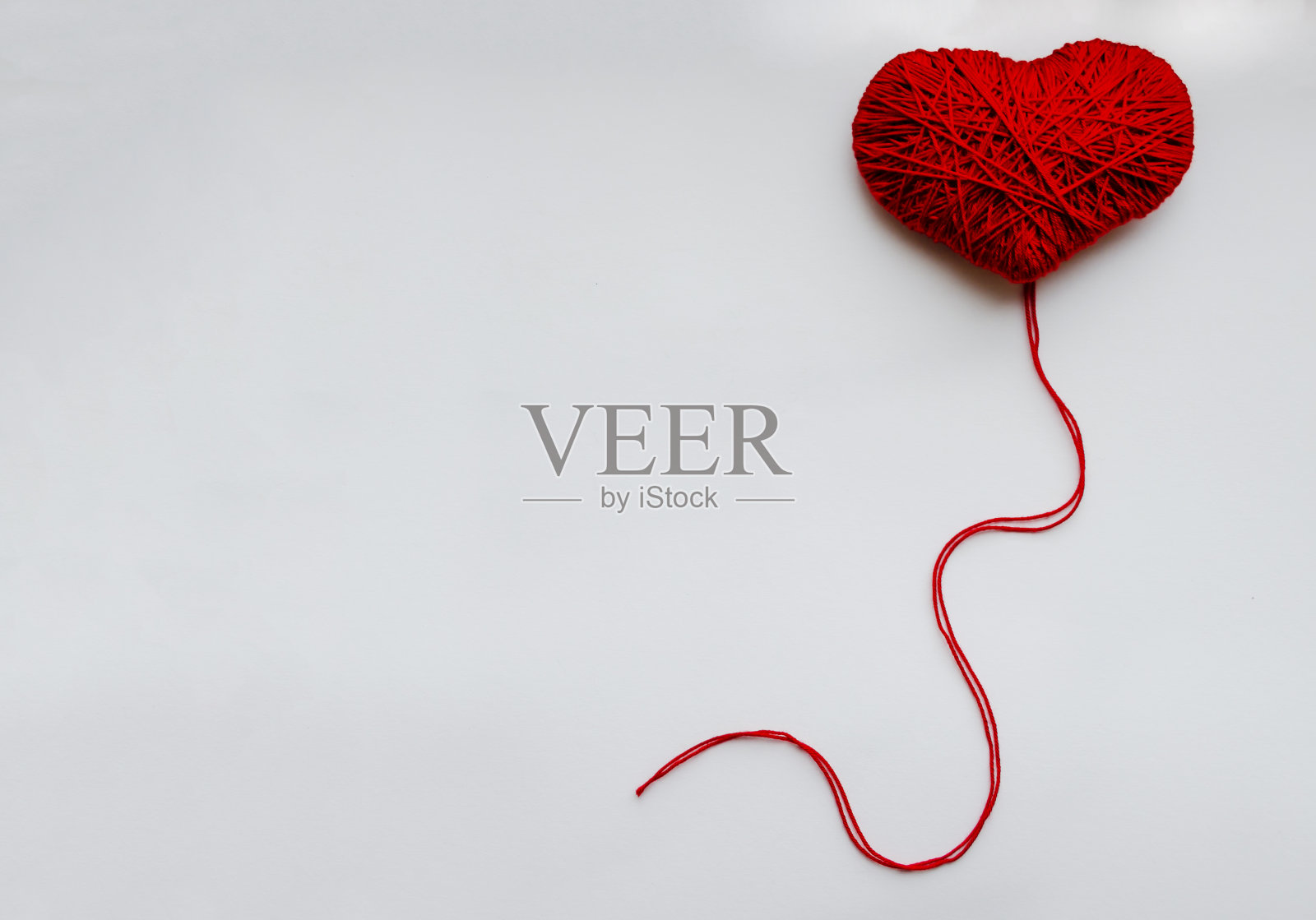 红色丝线组成的心形，创意与爱好概念，情人节照片摄影图片