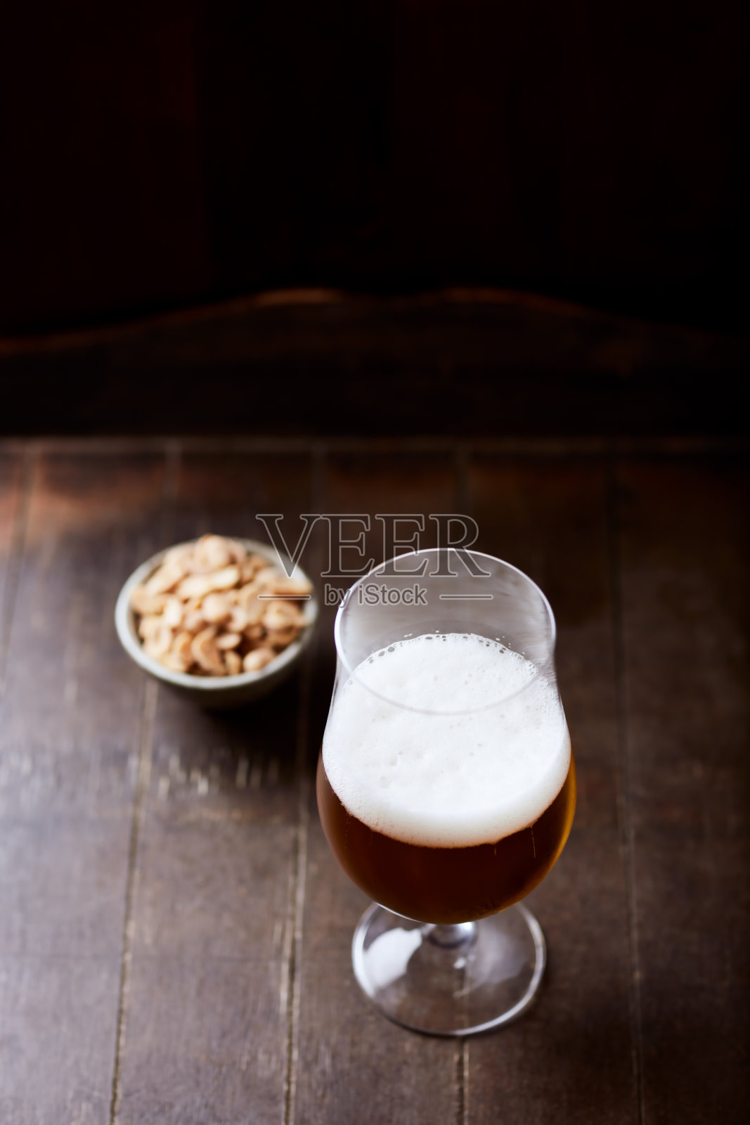 深色木质背景的啤酒。照片摄影图片