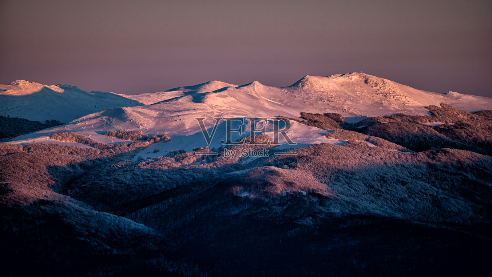 冬天的山地景观。Bieszczady山脉,波兰。Tarnica山。照片摄影图片
