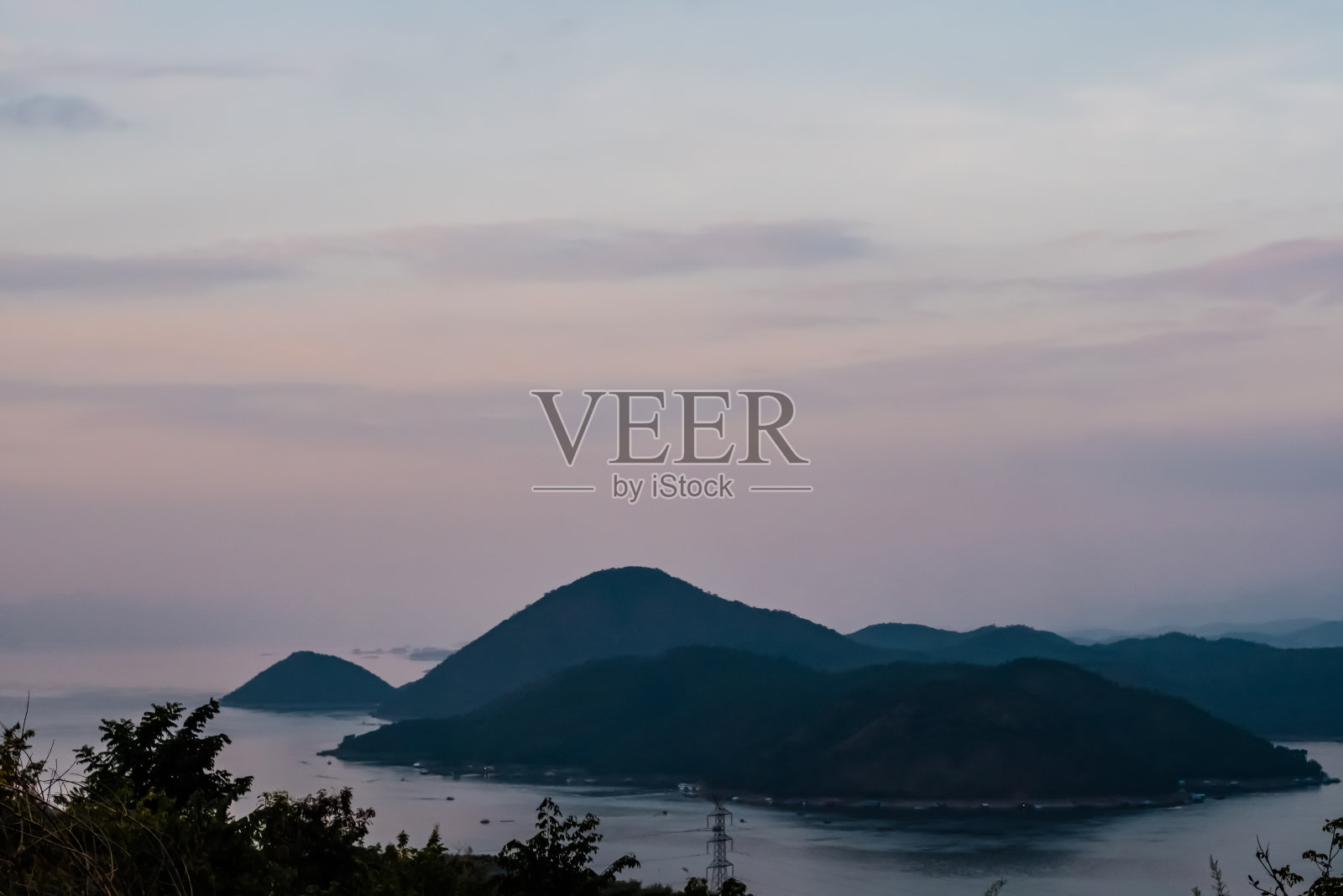 山景在傍晚日落自然背景下照片摄影图片