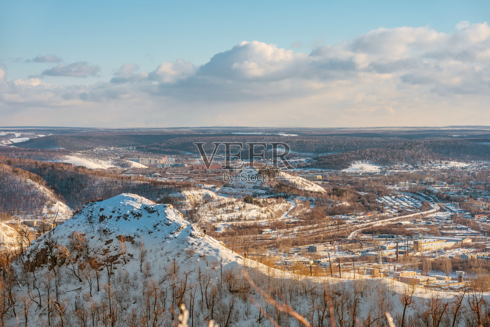 山上令人惊叹的冬季景观，俯视图。雪躺在山上，树木被冰覆盖。俄罗斯,Togliatti照片摄影图片