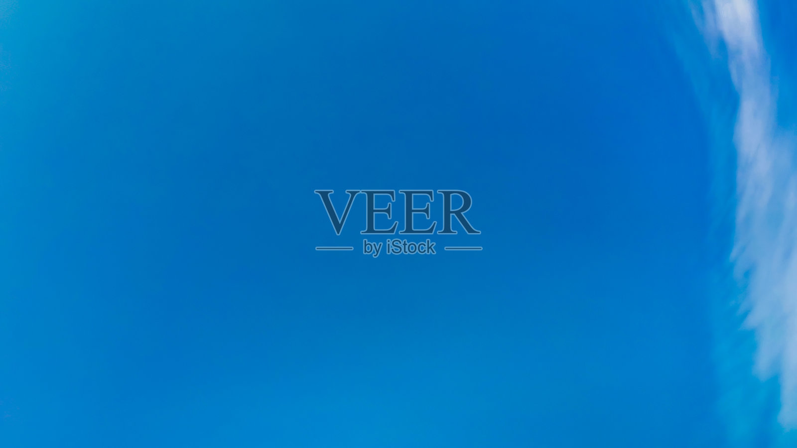 蓝色的天空背景在夏天。照片摄影图片