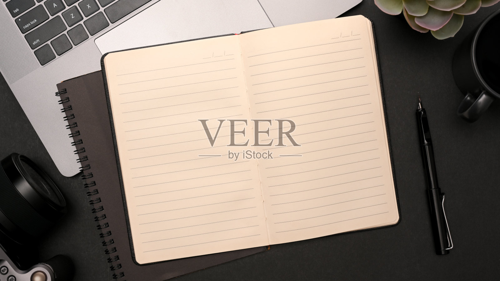 打开空白笔记本在现代黑暗的办公室工作空间照片摄影图片