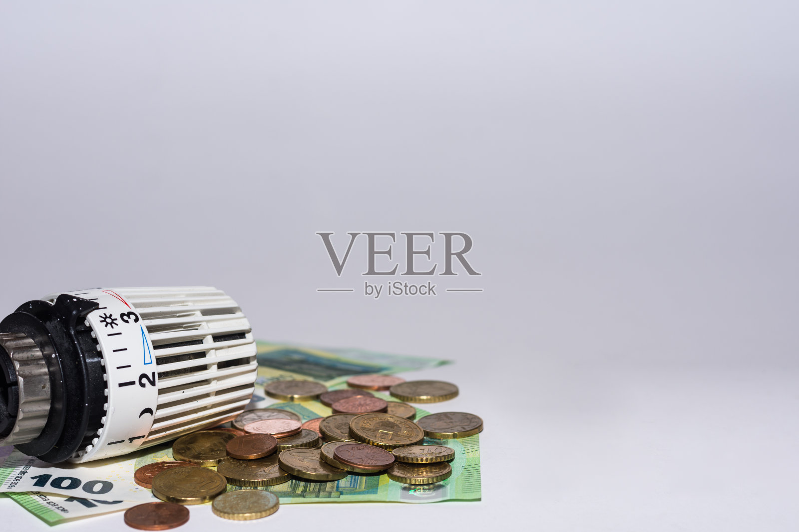 能源价格上涨和能源消耗恒温调节器从取暖用欧元纸币和硬币左侧照片摄影图片