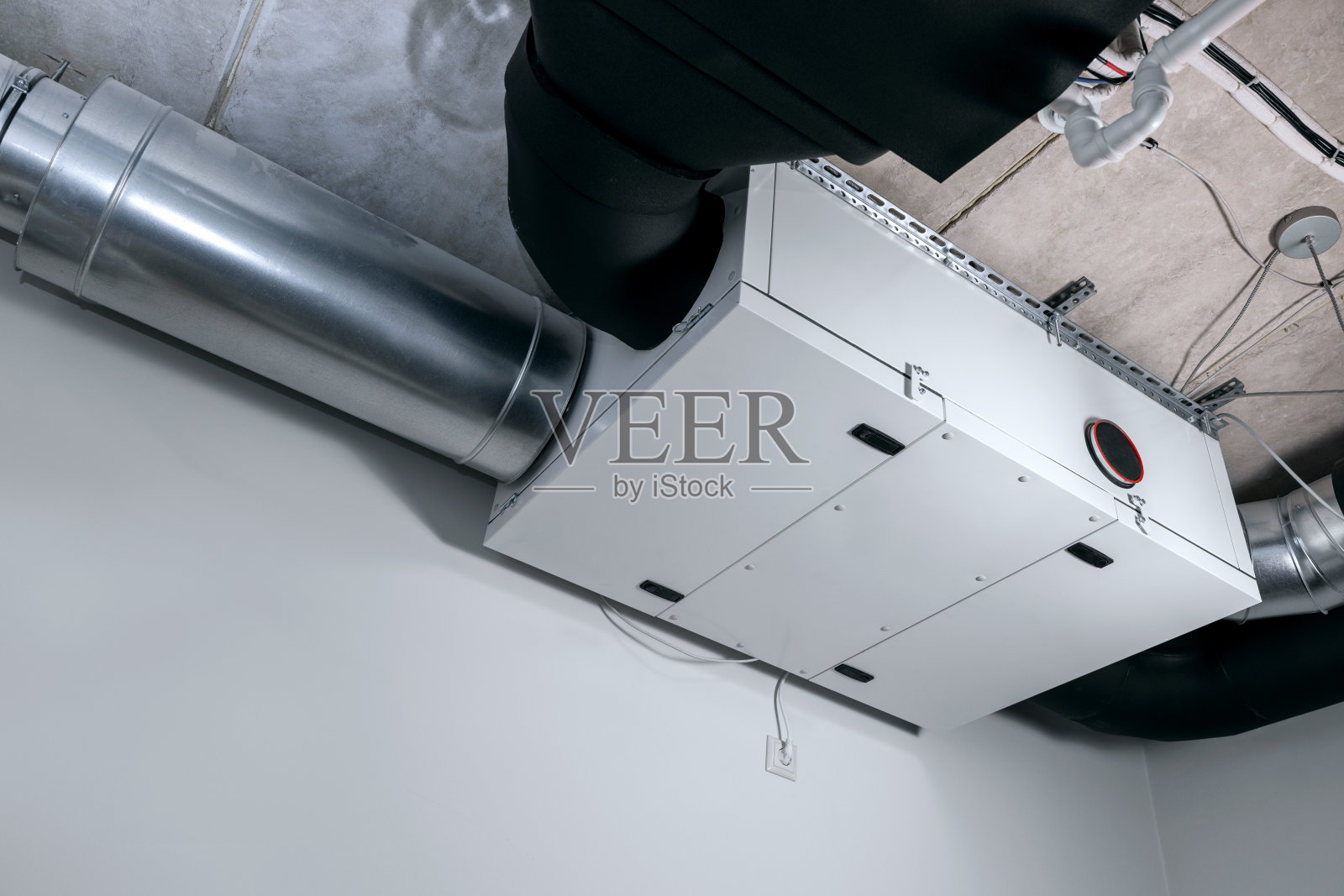 现代化的热回收通风系统安装在室内服务室的天花板上。换热器照片摄影图片