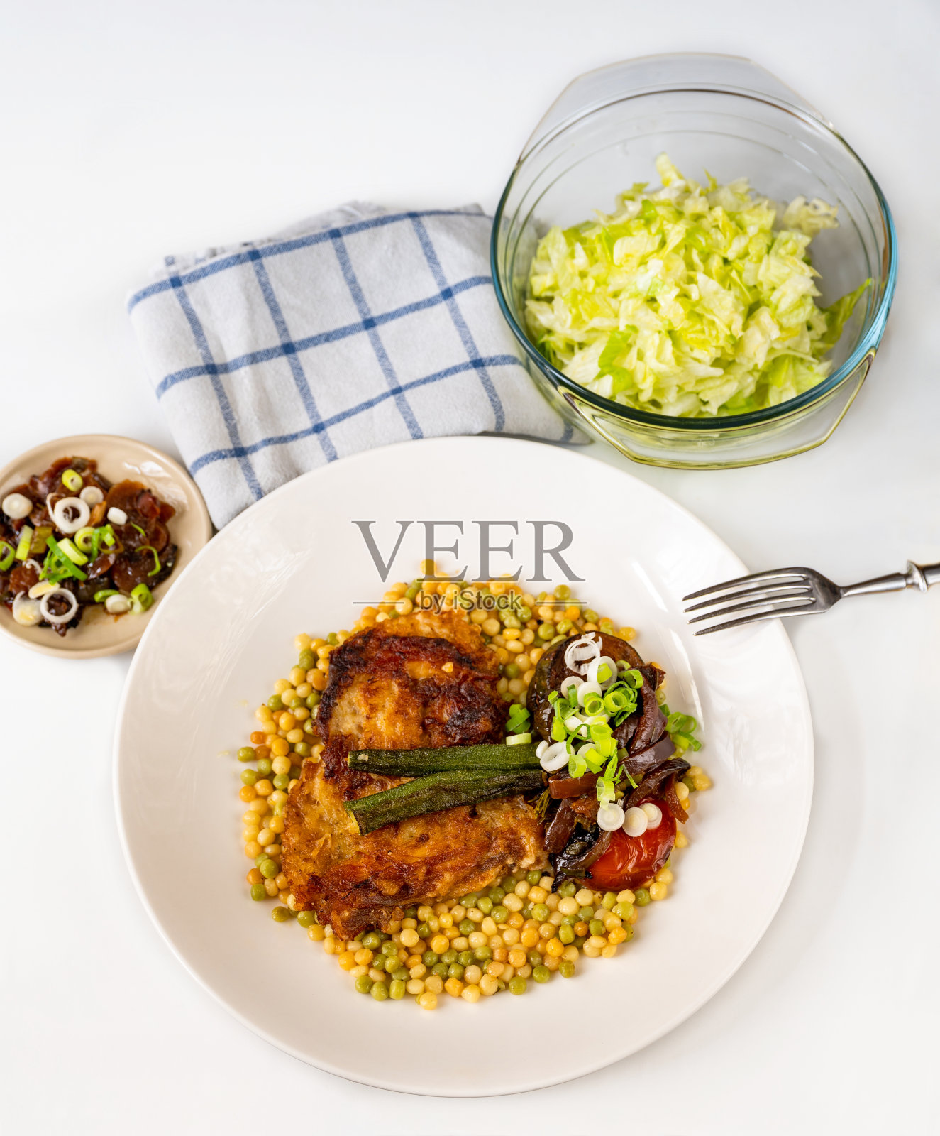 裹上面包屑的油炸芹菜，秋葵，茄子，南瓜，洋葱和粗麦粉，沙拉。照片摄影图片