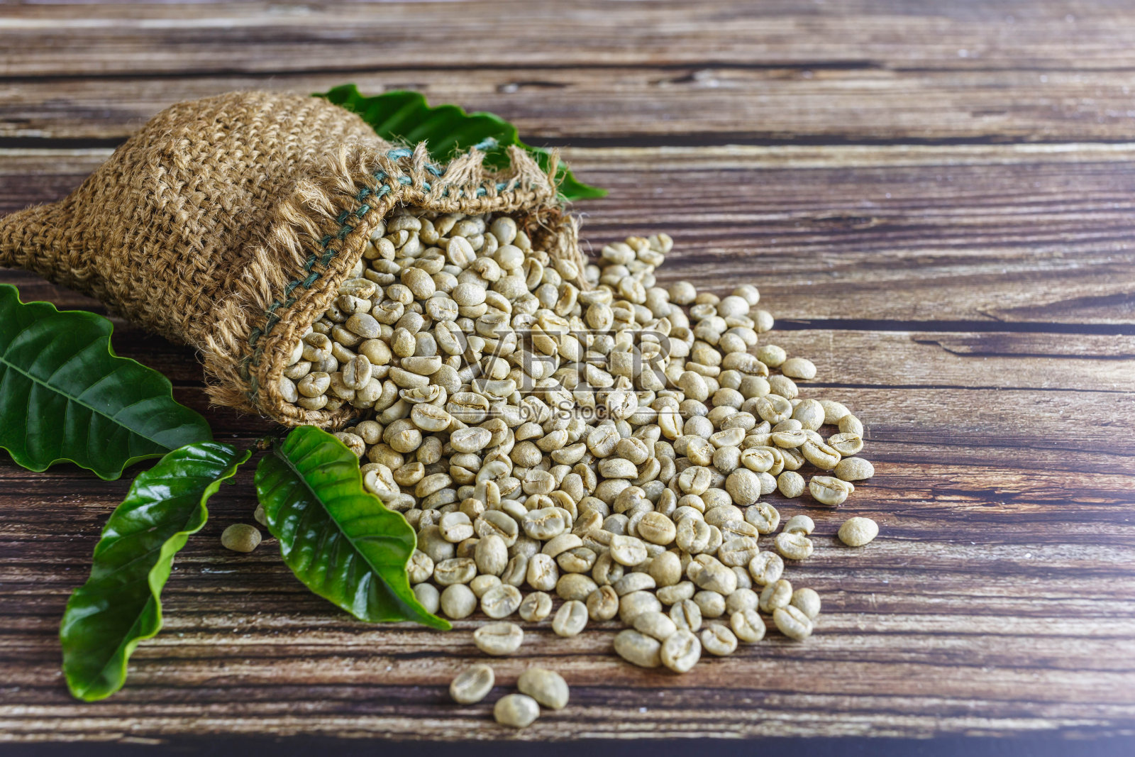 棕色袋子里未烘烤的绿咖啡豆照片摄影图片