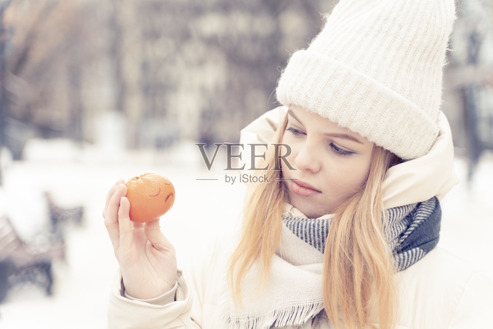 年轻美丽的女人悲伤的冬天照片摄影图片