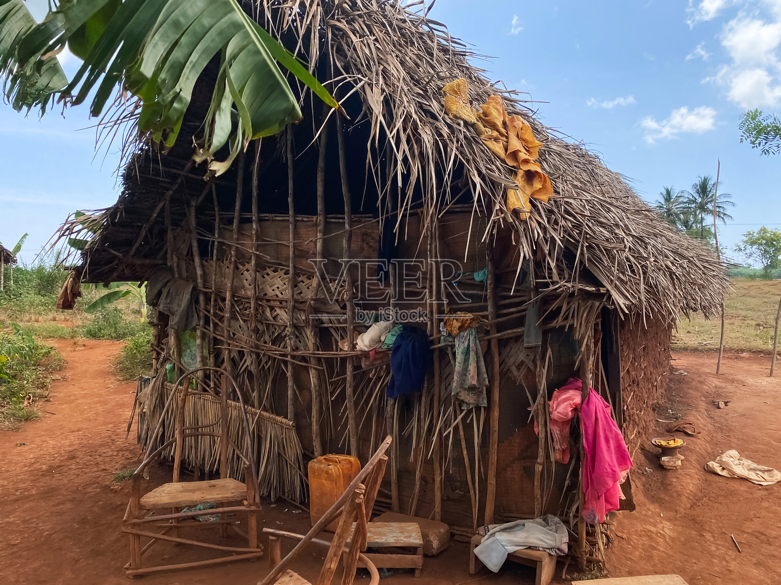 夏天的当地非洲村庄，粘土房子和茅草屋顶，香蕉树。旅游及旅游概念照片摄影图片