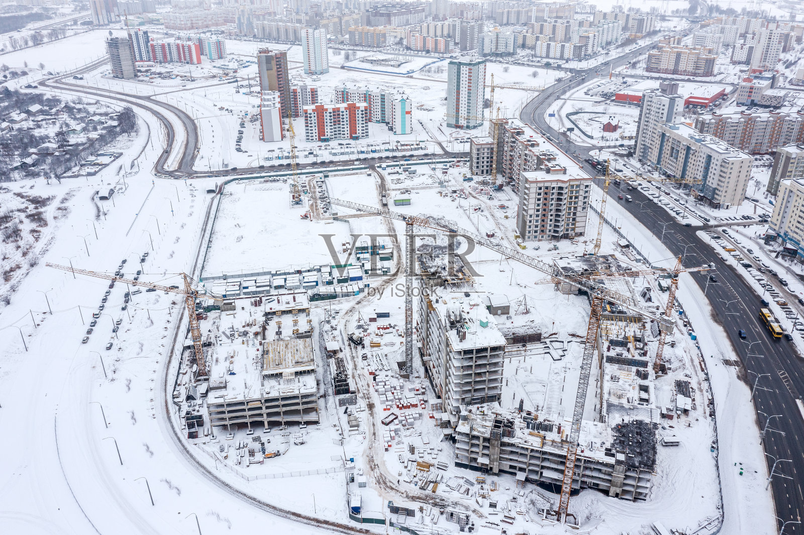 冬季大型施工现场航拍全景。新住宅区正在建设中。照片摄影图片