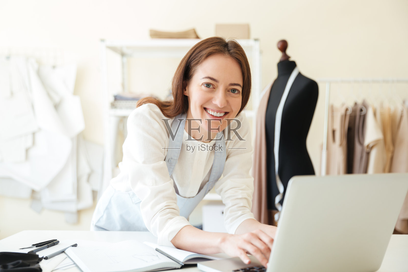 女裁缝使用笔记本电脑工作照片摄影图片