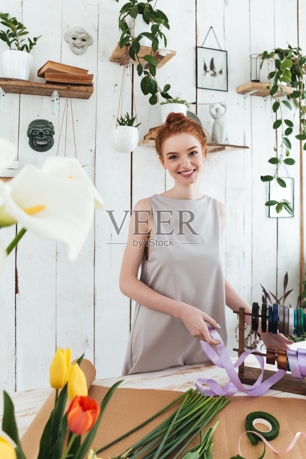 年轻的女孩带着丝带，看着镜头微笑照片摄影图片