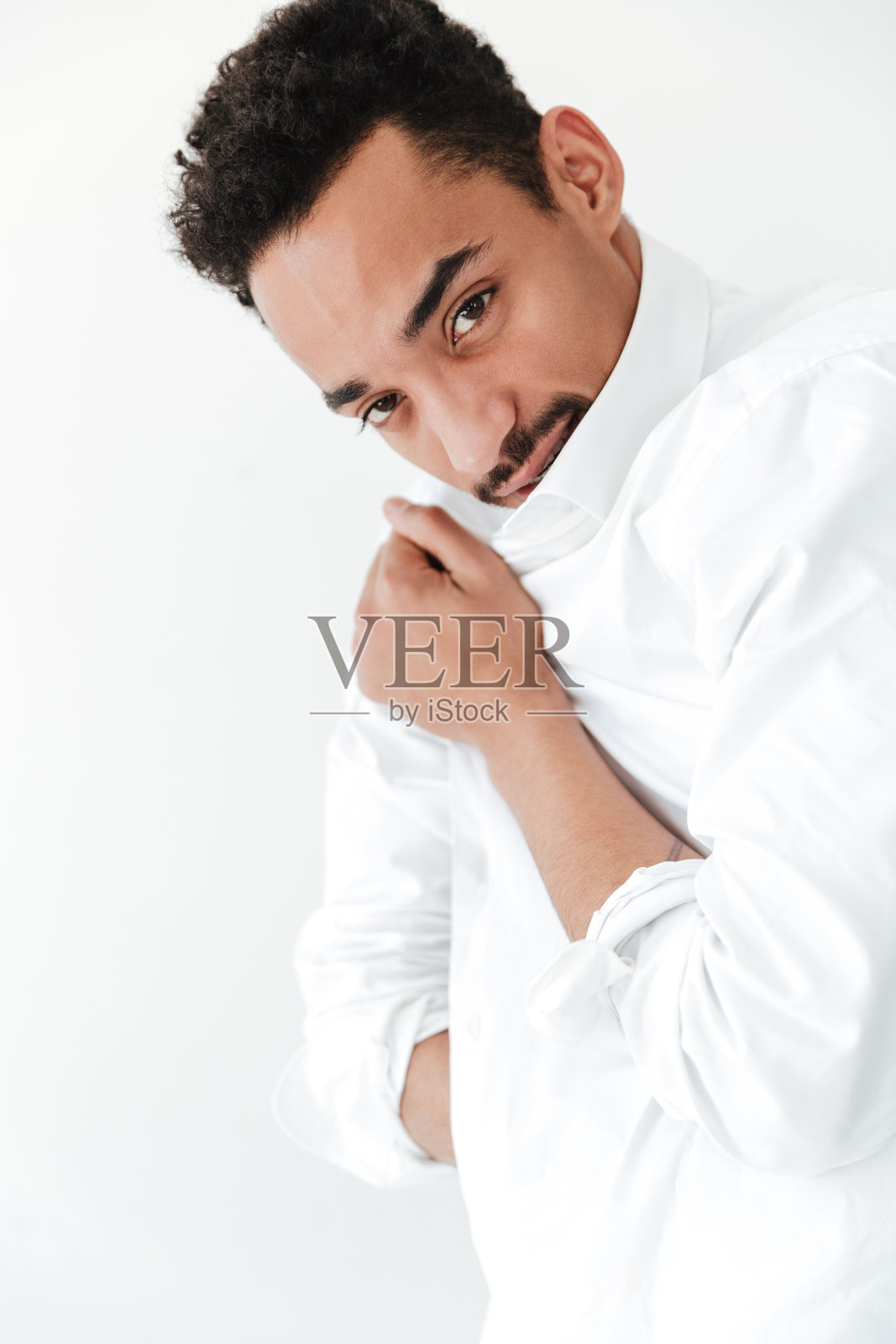 英俊的非洲青年孤立无援照片摄影图片