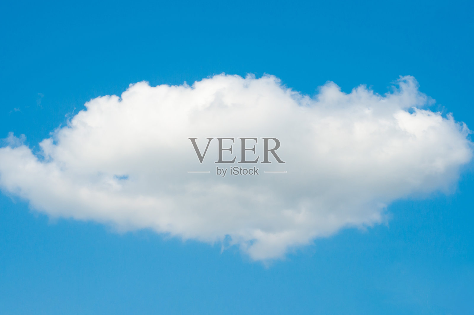 湛蓝的天空中飘浮着美丽的云朵。照片摄影图片