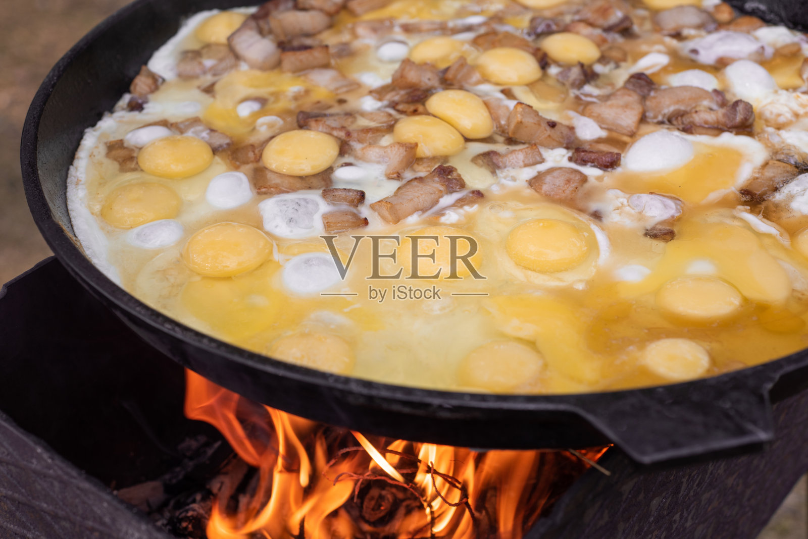 大煎锅，配煎蛋和熏肉。徒步旅行的厨房。照片摄影图片