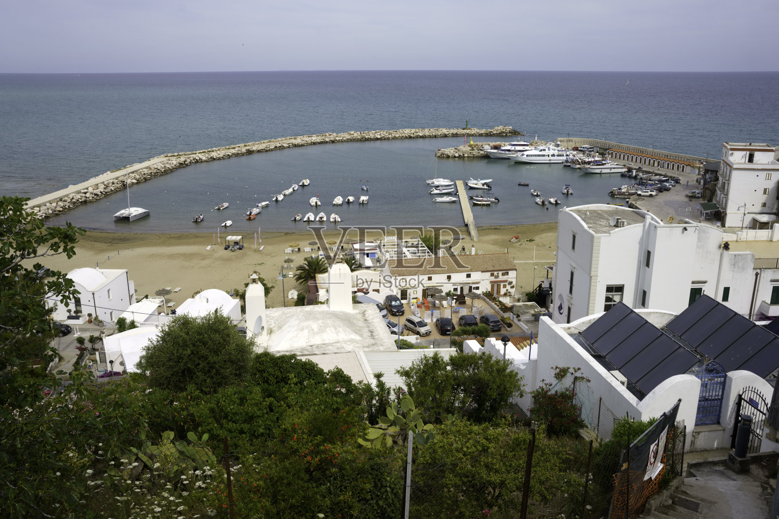 沿着Peschici加尔加诺海岸的景观照片摄影图片