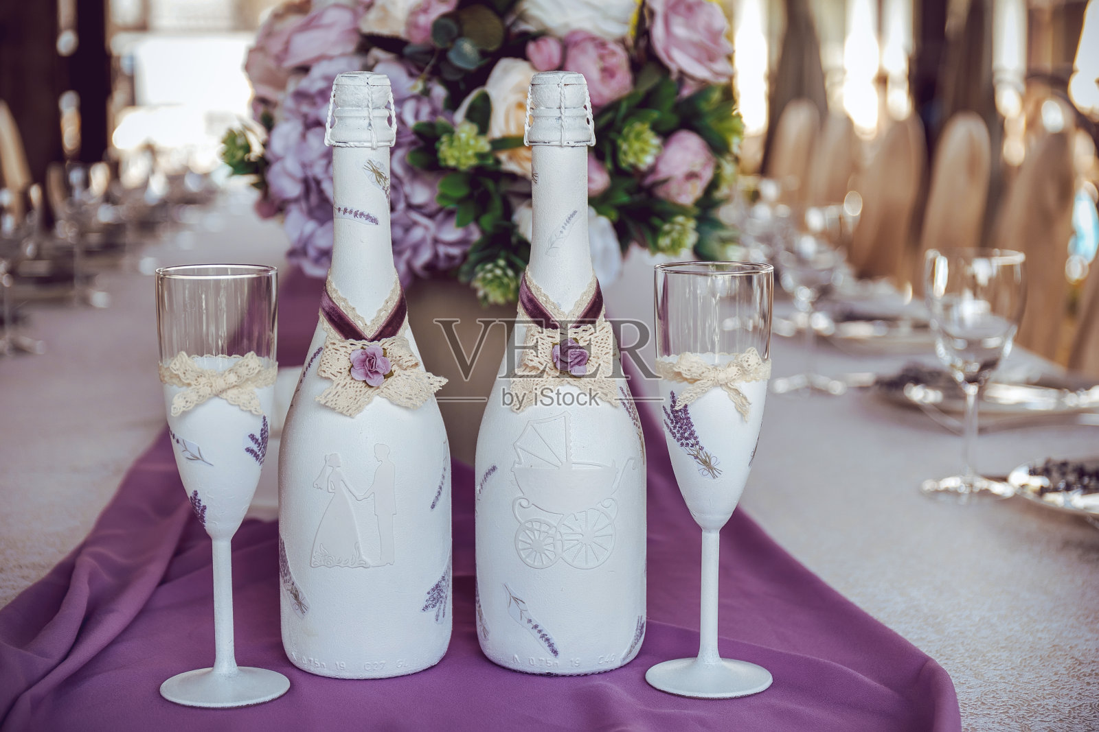 婚礼桌上装饰着蜡烛和香槟照片摄影图片