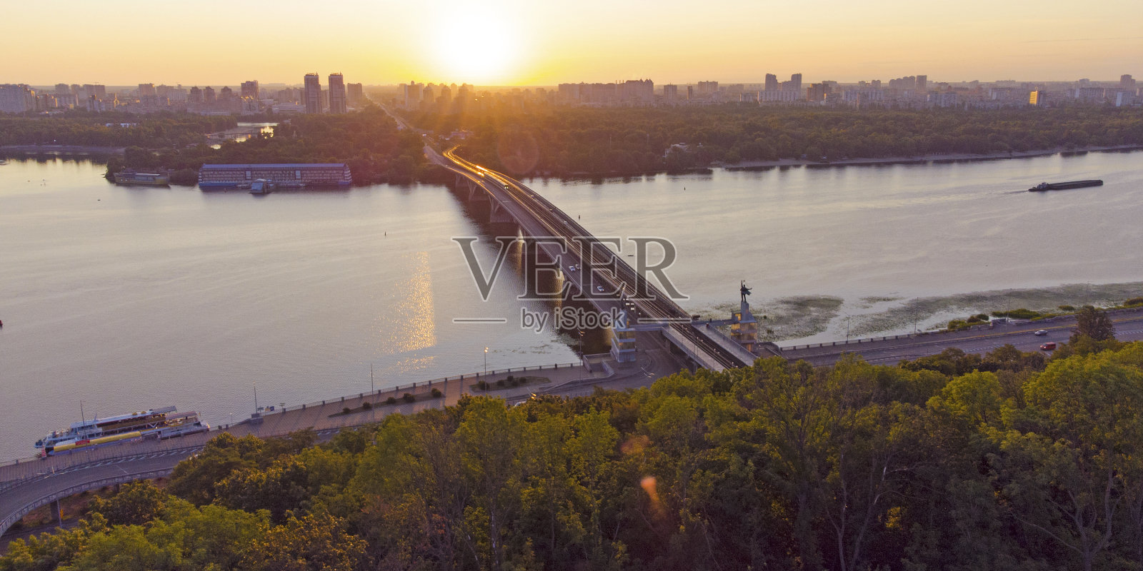 基辅城市鸟瞰图，地铁桥和第聂伯罗河，乌克兰照片摄影图片