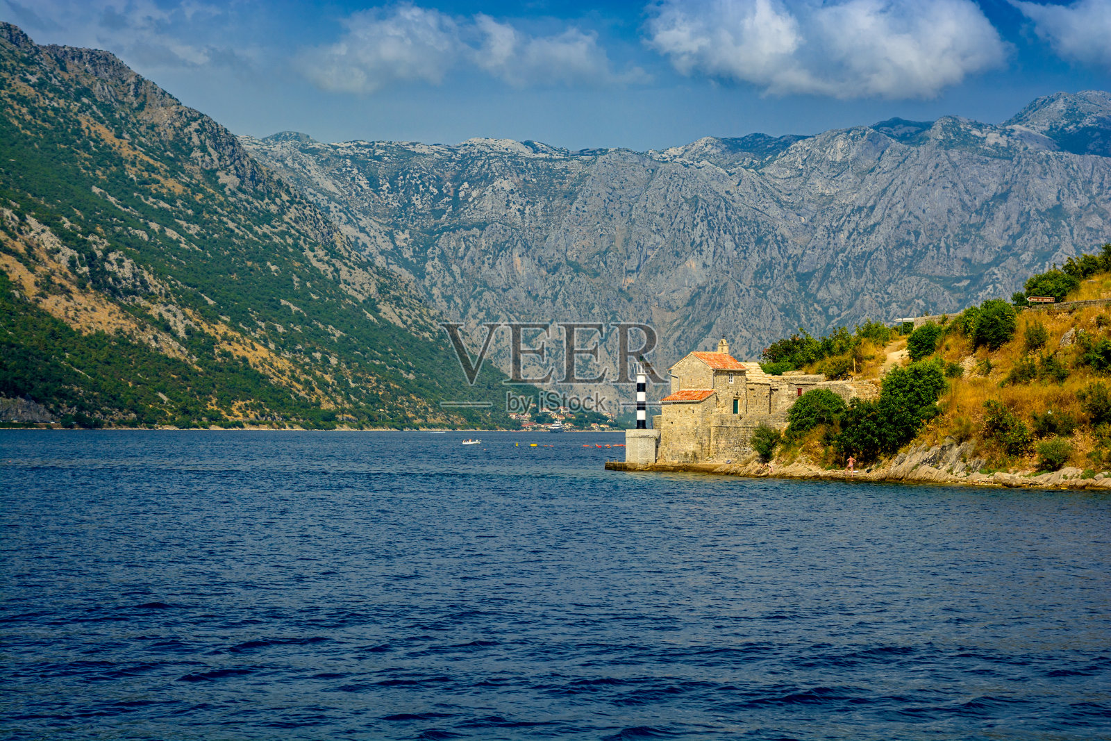 科托尔博卡湾岸边的一座小灯塔照片摄影图片