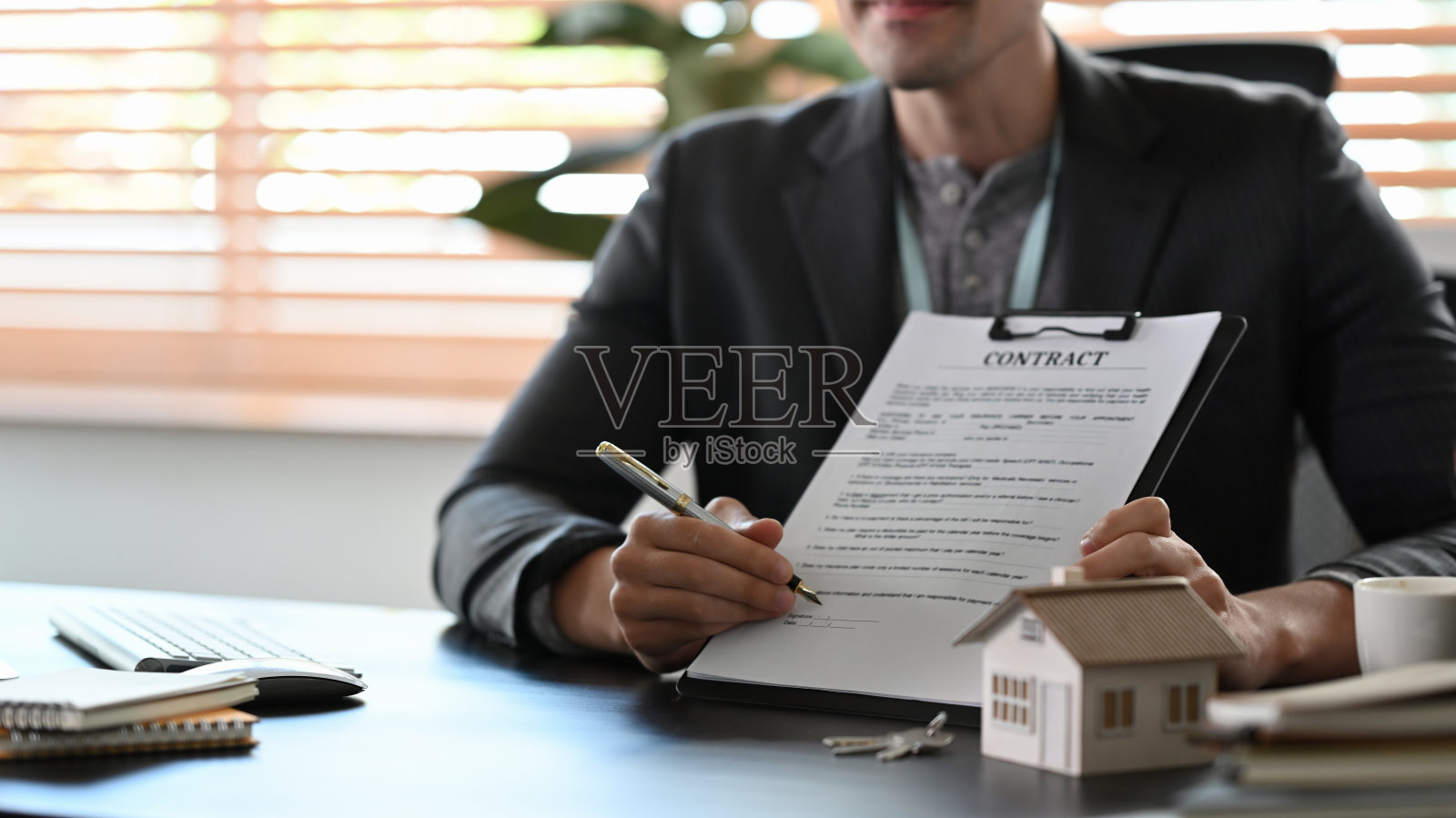 为客户咨询新房事宜并出示合同文件。照片摄影图片