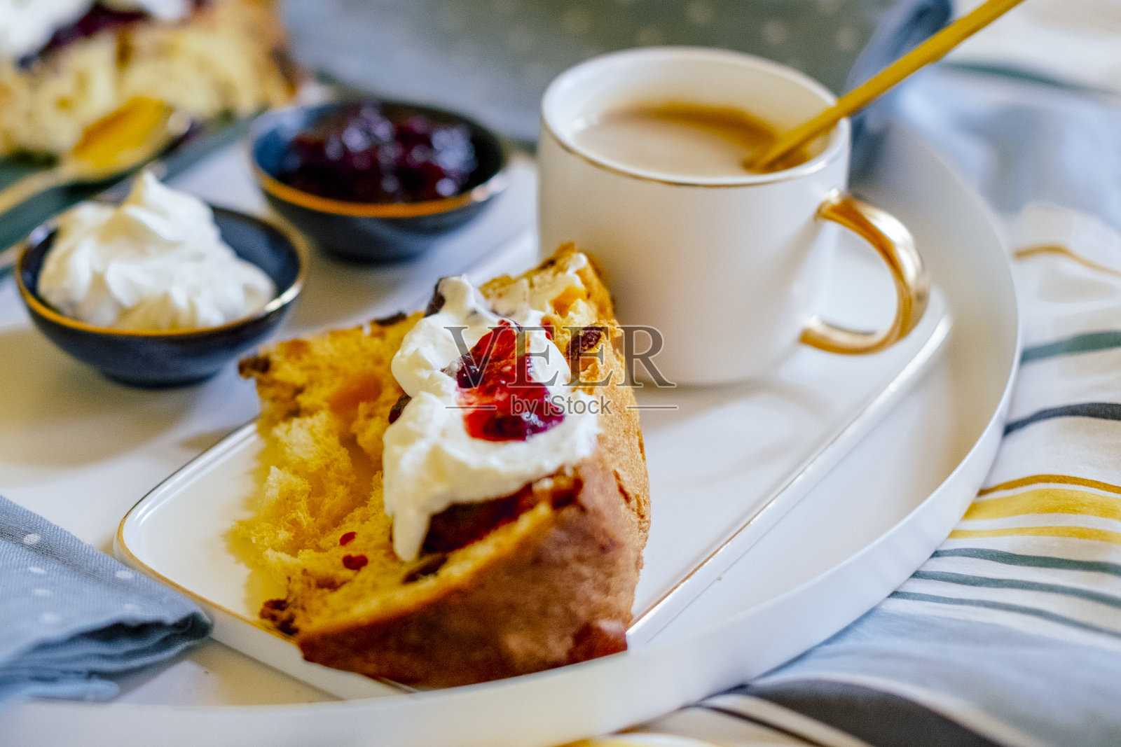 在床上吃早餐照片摄影图片