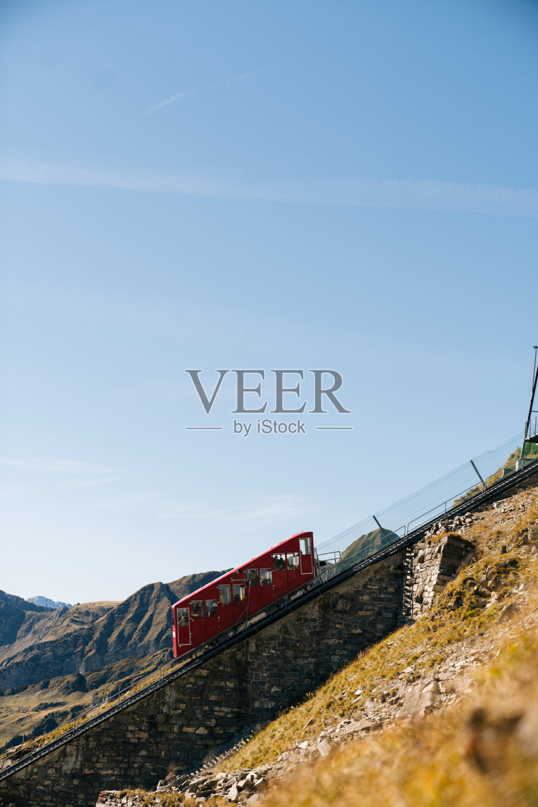 缆车爬上陡峭的山坡照片摄影图片