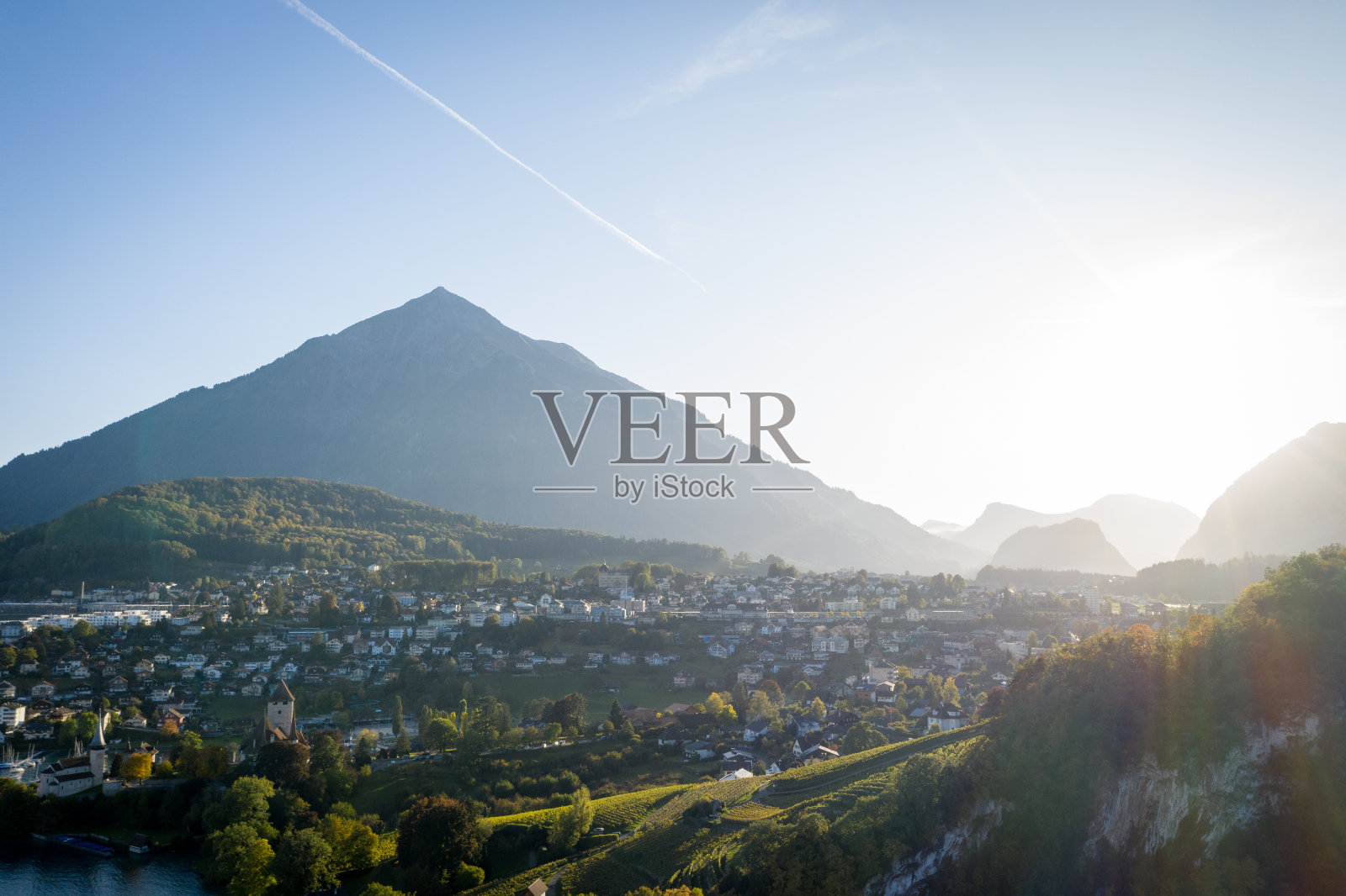 无人机在城镇和山区的清晨光线照片摄影图片