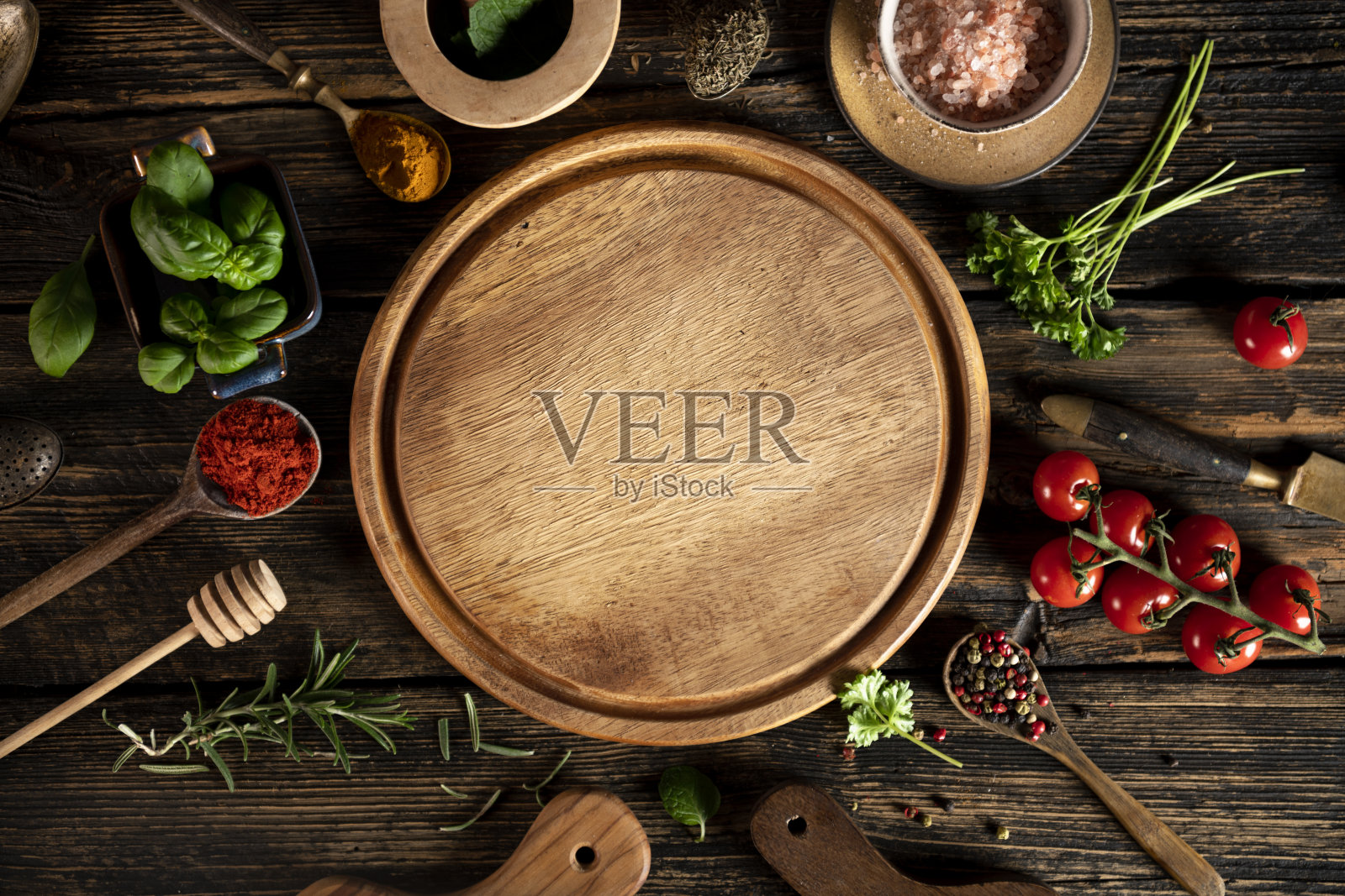 黑色木桌的俯视图，空的圆形木盘和食材照片摄影图片